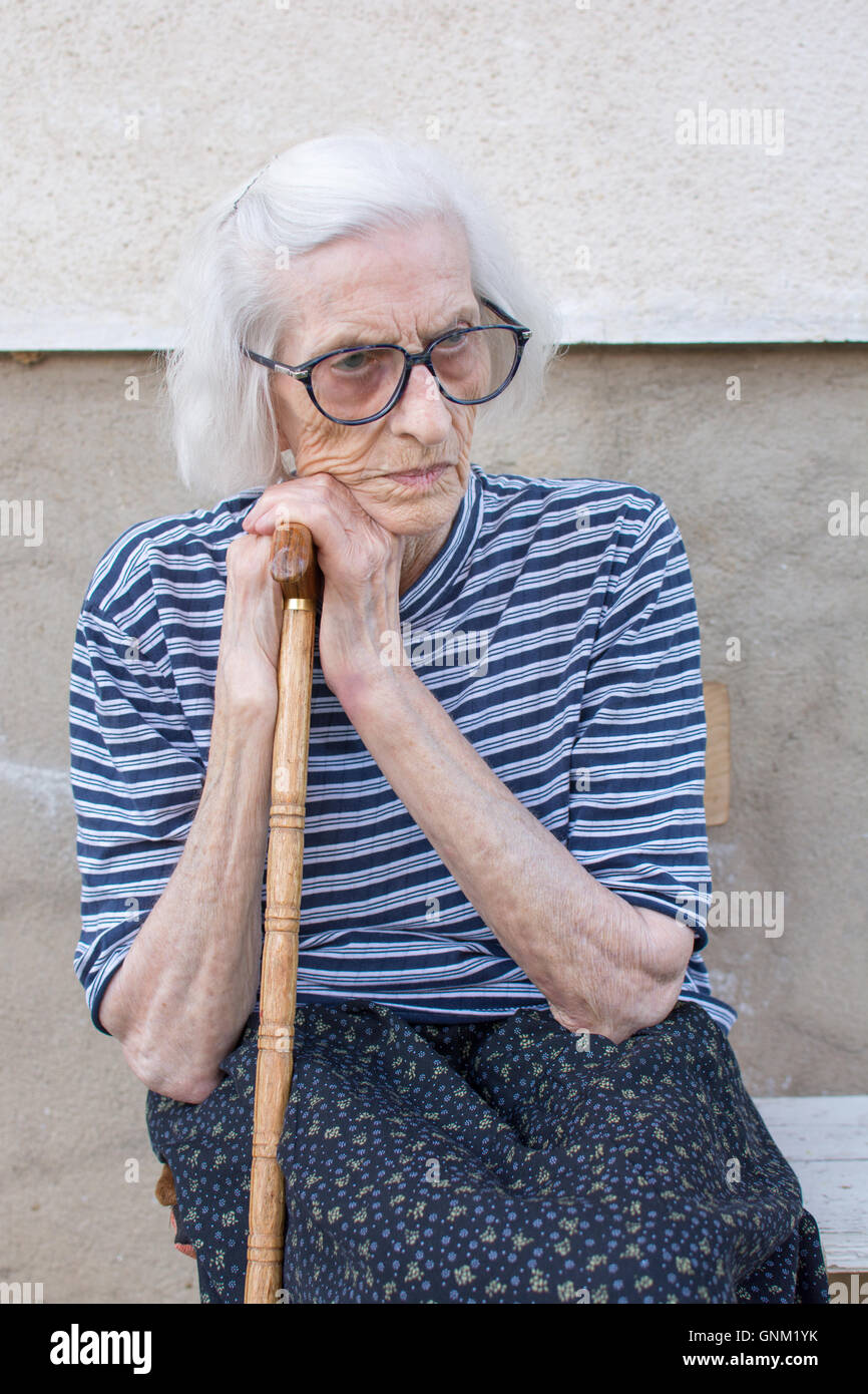 Soutenir les femmes âgées sur une canne à l'extérieur Banque D'Images