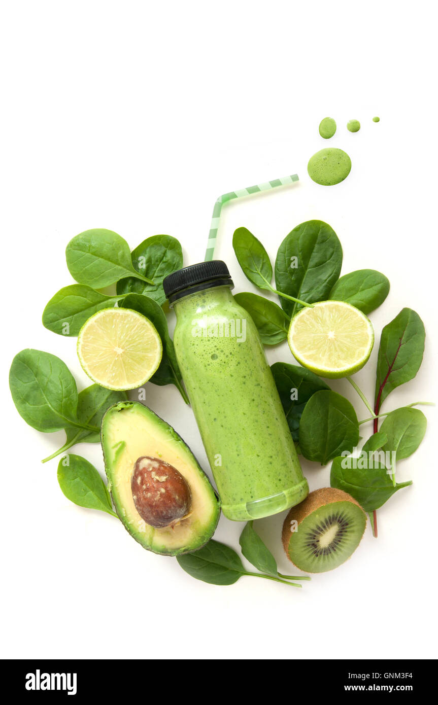 Smoothie vert dans une bouteille avec des fruits et légumes sur un fond blanc Banque D'Images