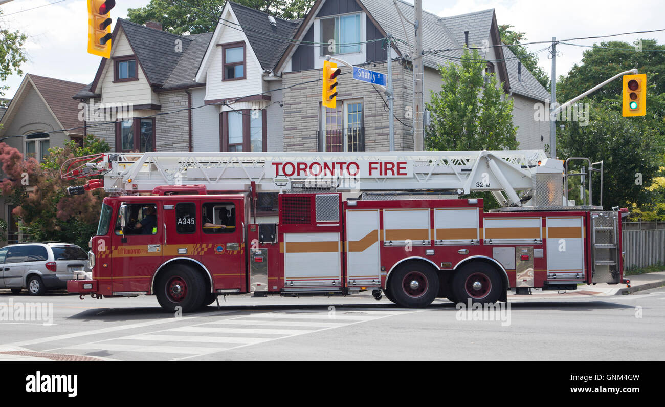 Camion de pompiers dans la ville de Toronto Banque D'Images
