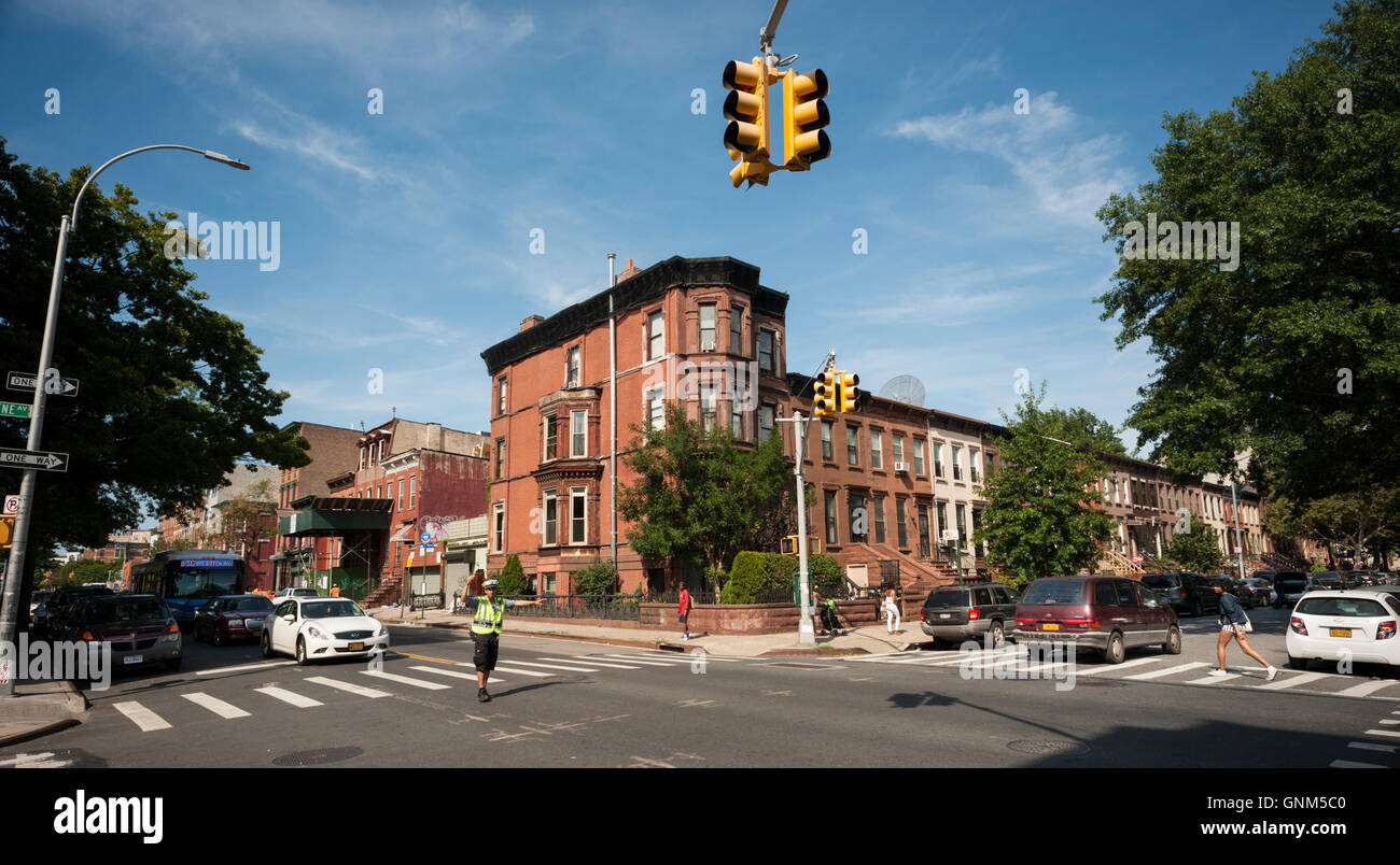 Une intersection de l'avenue Greene et Utica Avenue dans le quartier de Bedford-Stuyvesant, Brooklyn montrant le parc de logements sur brownstone Samedi, 27 août 2016. (© Richard B. Levine) Banque D'Images