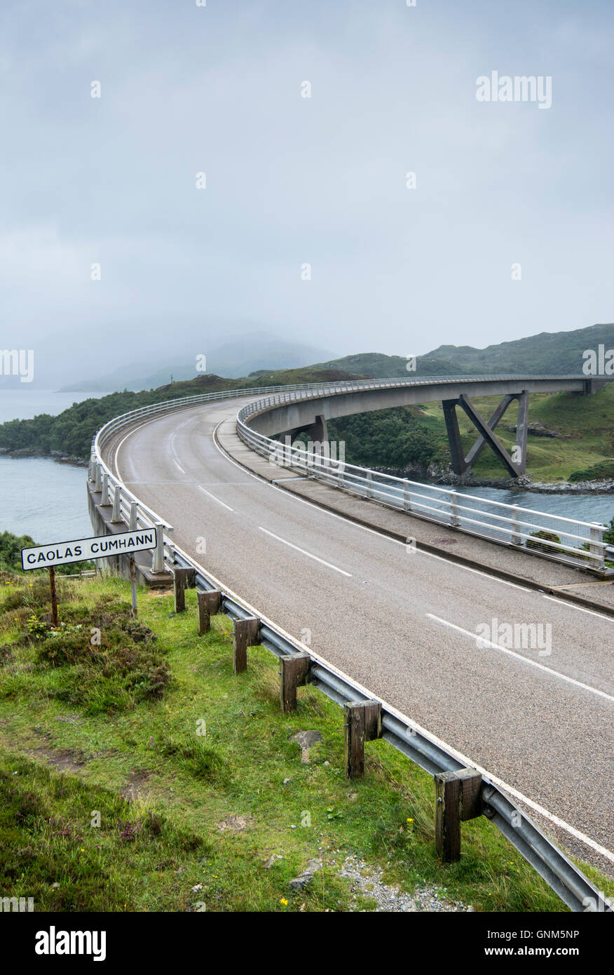 Kylesku, Bridge, qui traverse le Loch une Chairn Bhain à Sutherland, en Écosse, et fait partie de la côte nord 500 Scenic Drive Banque D'Images