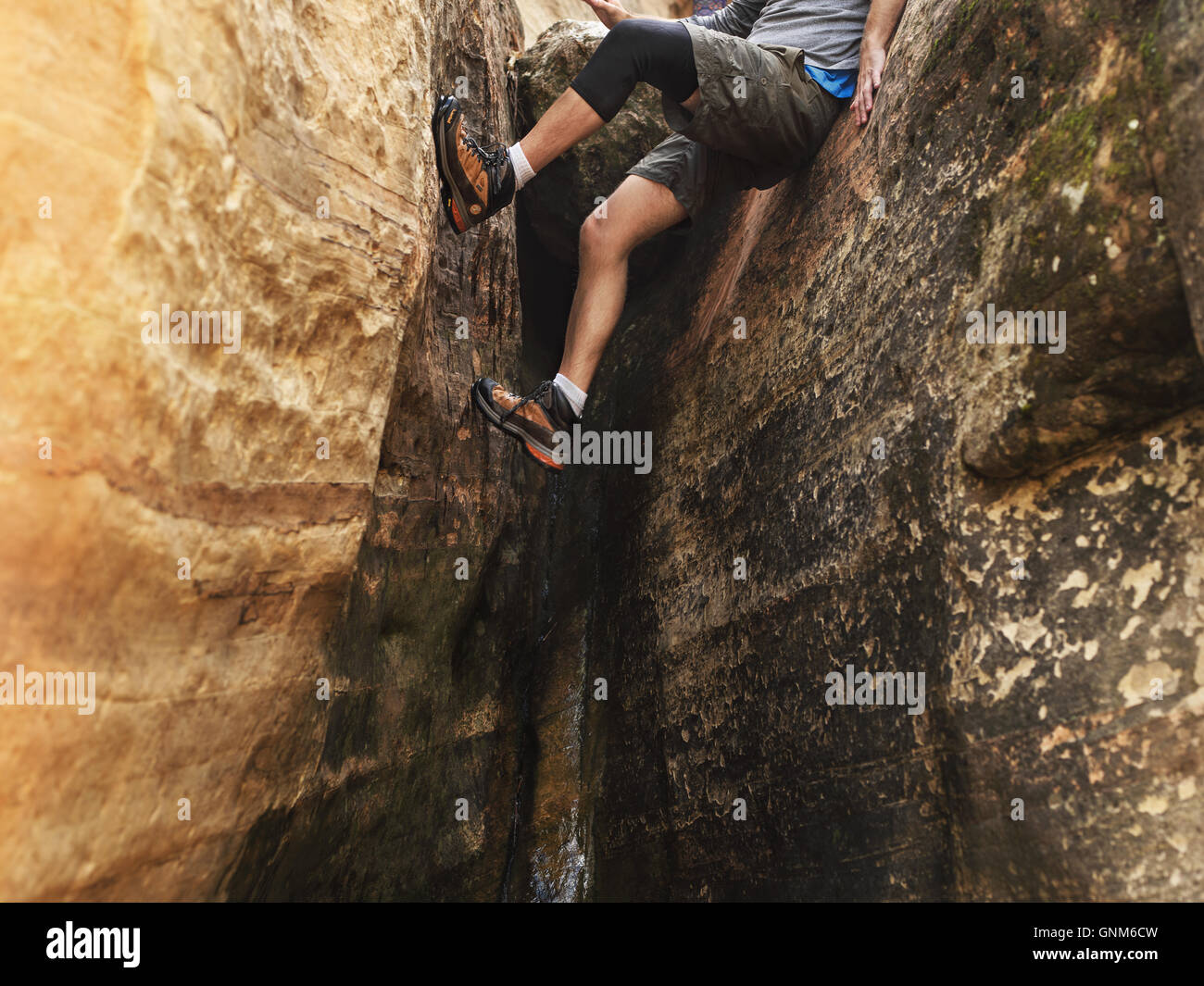 Un randonneur descend un slot canyon dans l'Utah Zion National Park Banque D'Images