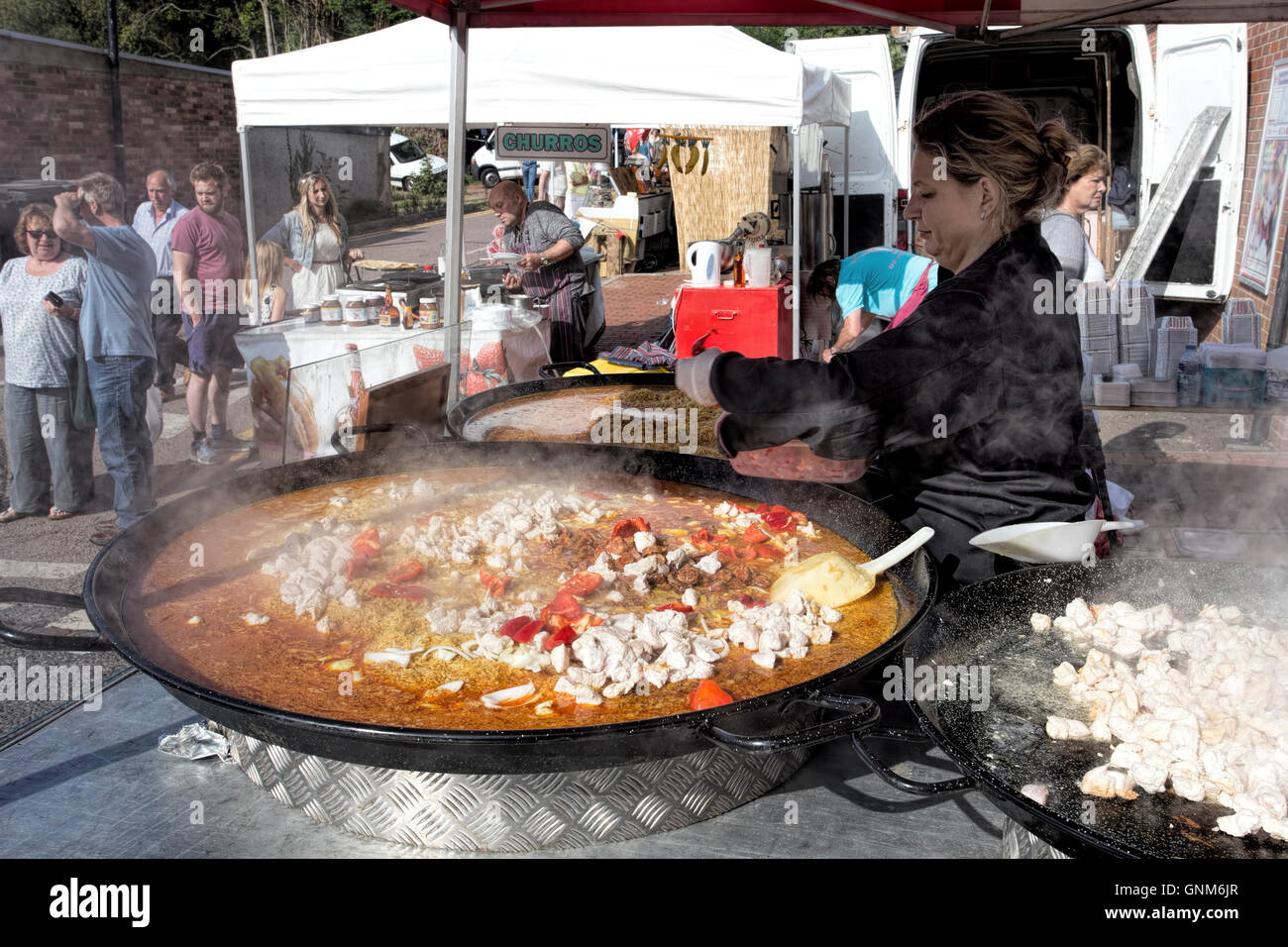 Une française à l'assemblée de cuisine anglo/Heathfield Marché français jour...Le Marche Banque D'Images