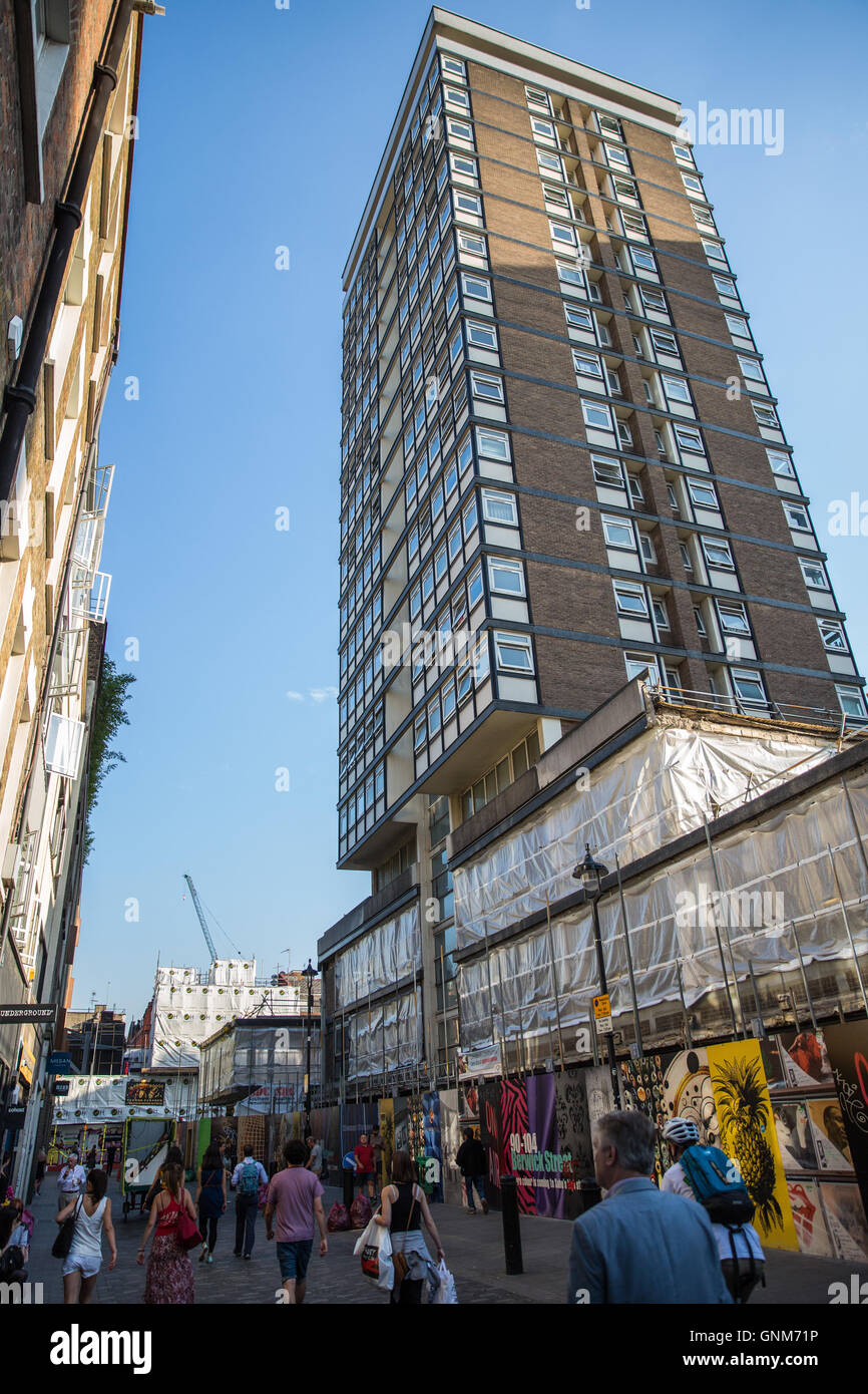 Londres, Royaume-Uni. 25 août, 2016. Réaménagement de Kemp House à Soho's Berwick Street va créer de nouveaux magasins, des appartements et un hôtel. Banque D'Images