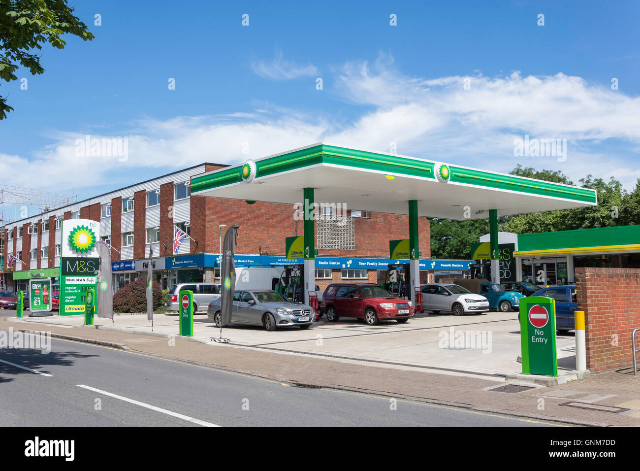 PB Station-service. High Street, Shepperton Shepperton, Surrey, Angleterre, Royaume-Uni Banque D'Images