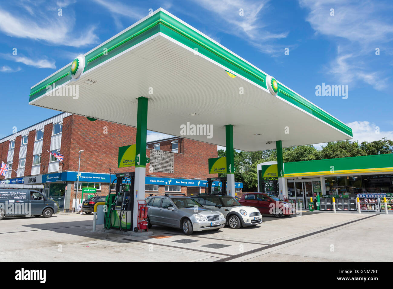 PB Station-service. High Street, Shepperton Shepperton, Surrey, Angleterre, Royaume-Uni Banque D'Images