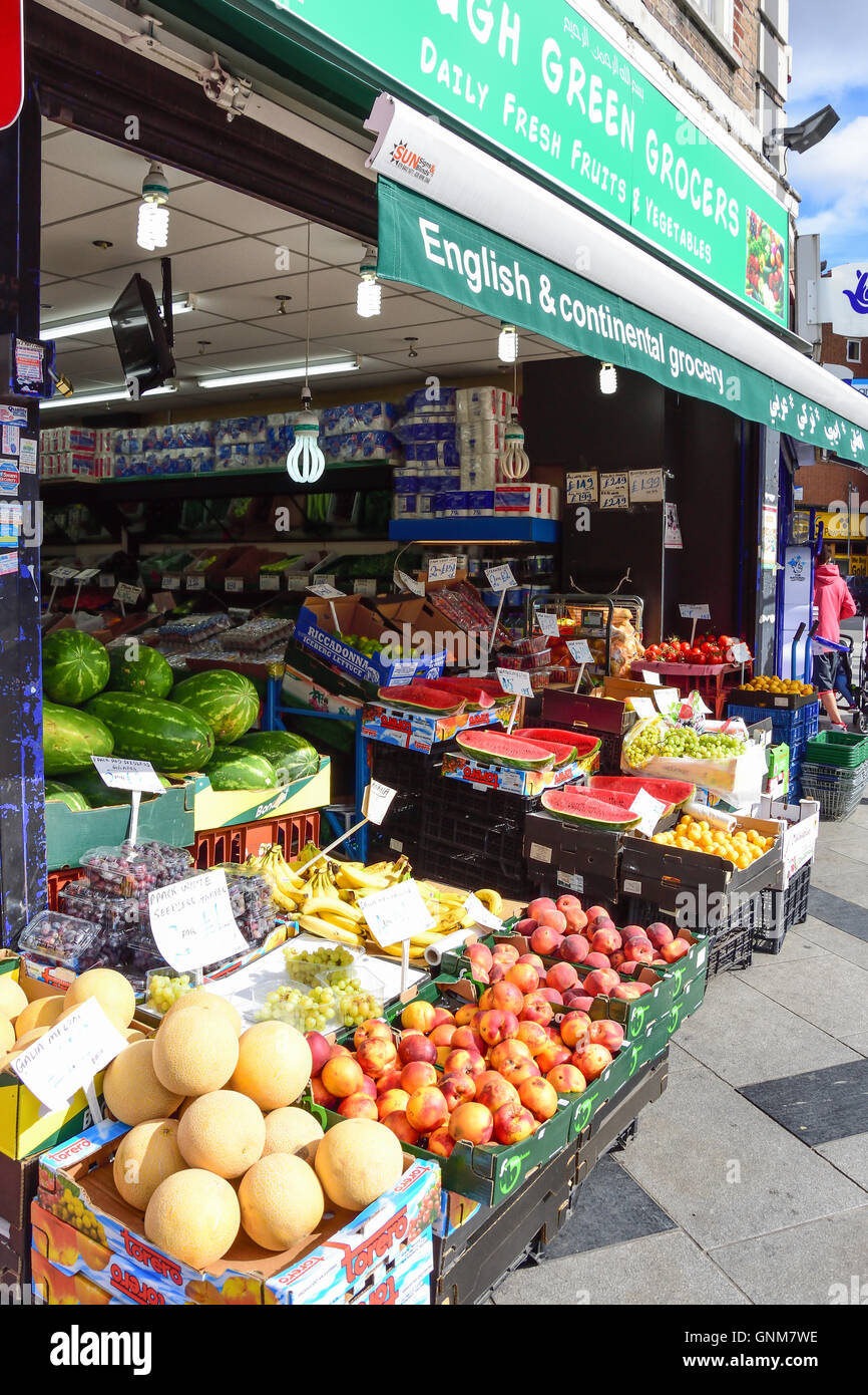 Affichage des fruits et légumes à l'extérieur de green grocers, Slough High Street, Slough, Berkshire, Angleterre, Royaume-Uni Banque D'Images