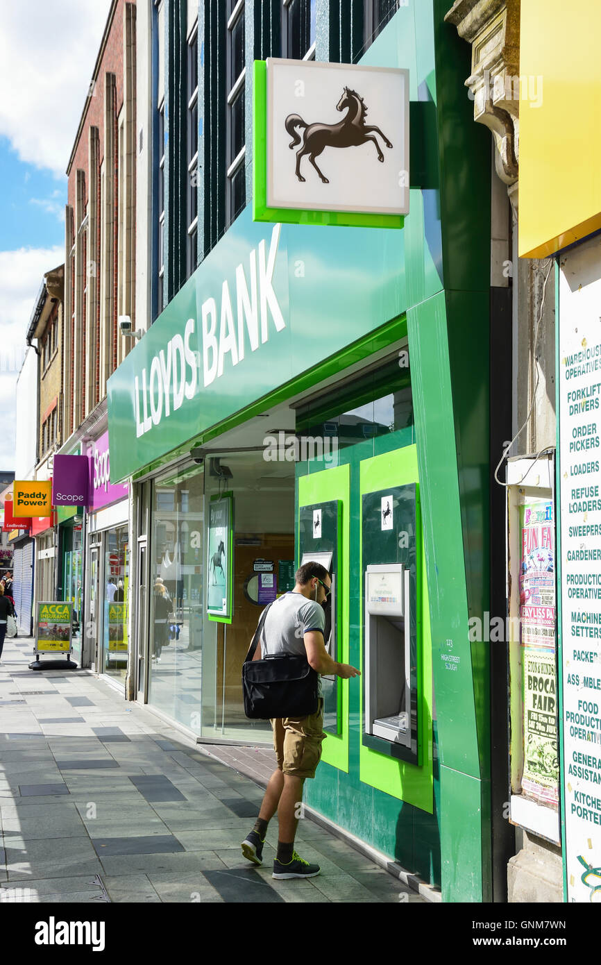 L'homme au guichet automatique, la Banque Lloyds, Slough High Street, Slough, Berkshire, Angleterre, Royaume-Uni Banque D'Images