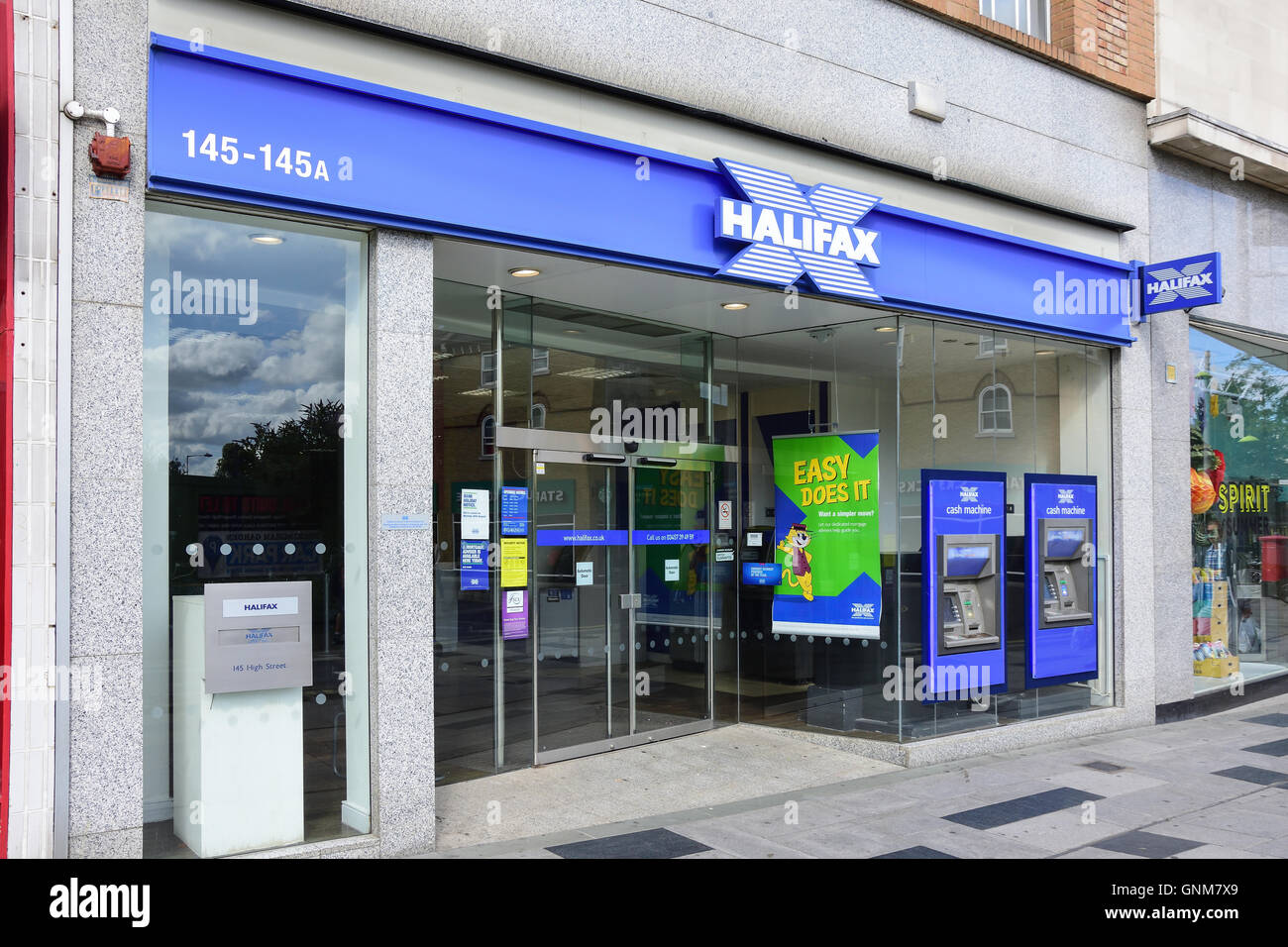 Halifax Bank, Slough High Street, Slough, Berkshire, Angleterre, Royaume-Uni Banque D'Images