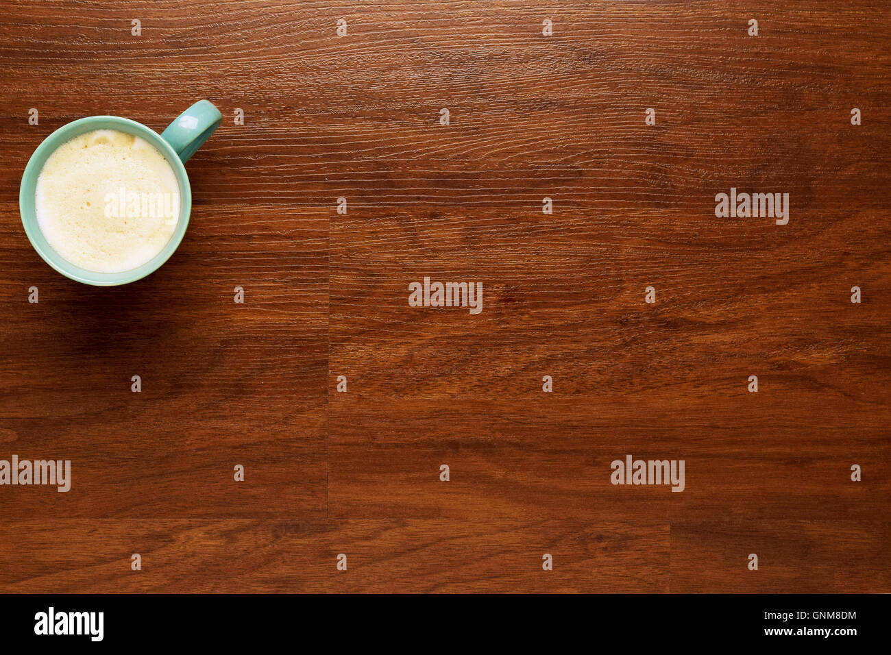 Vue de dessus de tasse de café sur un bureau en bois. Pause au travail, style de concept. Banque D'Images