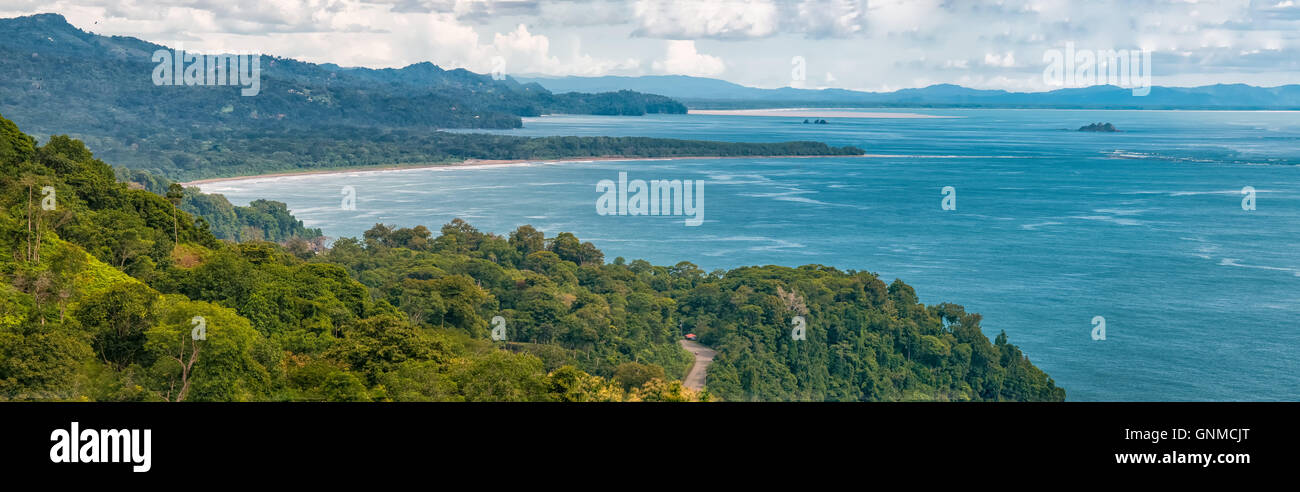 Vue panoramique sur une route traversant la côte par l'océan pacifique à la plage de Dominicalito dans le sud du Costa Rica Banque D'Images