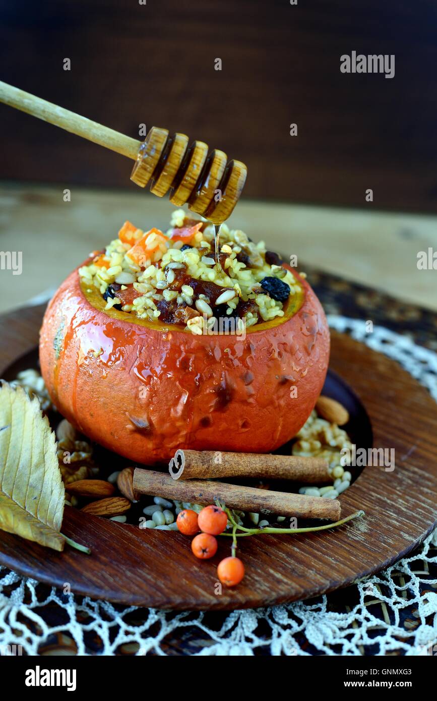 Pumpkin risotto de riz au safran et fruits secs Banque D'Images