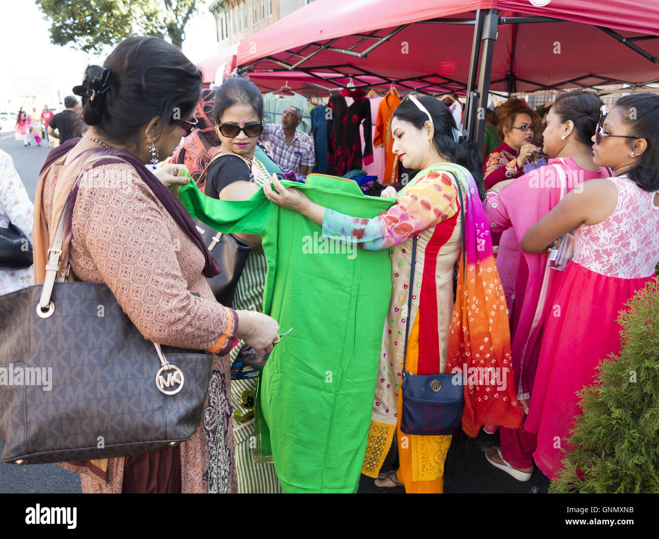 Shopping pour les robes des femmes du Bangladesh à la foire de rue dans la section de Kensington Brooklyn à New York, 2016. Banque D'Images