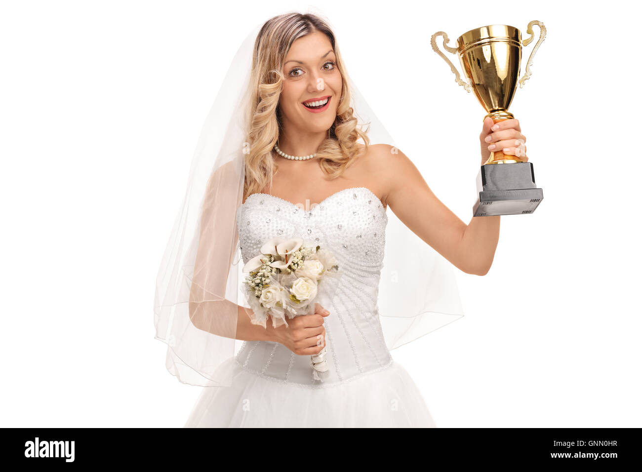 Cheerful bride holding a bouquet de fleurs et un trophée isolé sur fond blanc Banque D'Images