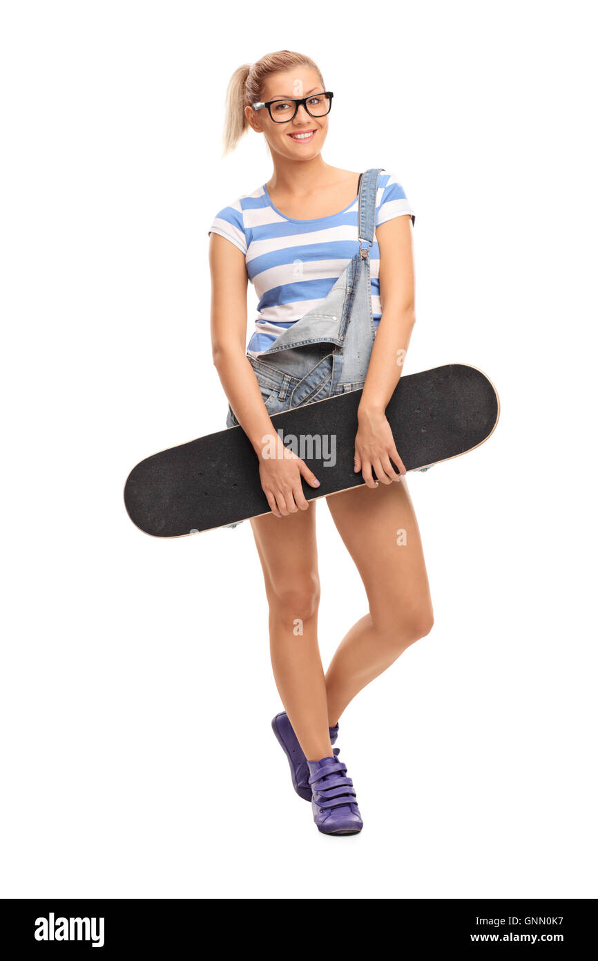 Skater girl posing with a skateboard isolé sur fond blanc Banque D'Images