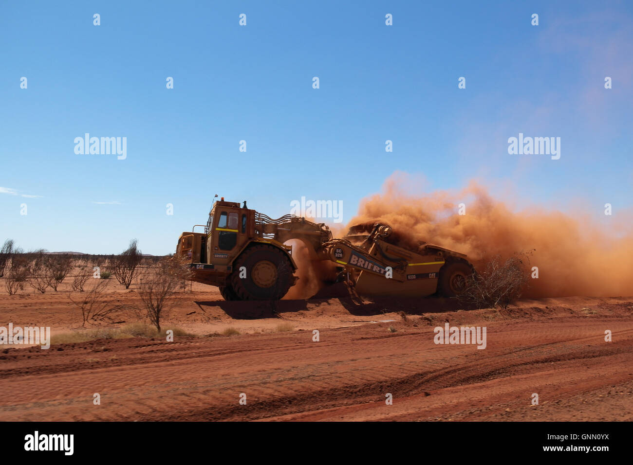 Les constructeurs de routes avec de lourdes machines dans l'Outback australien - Australie Banque D'Images