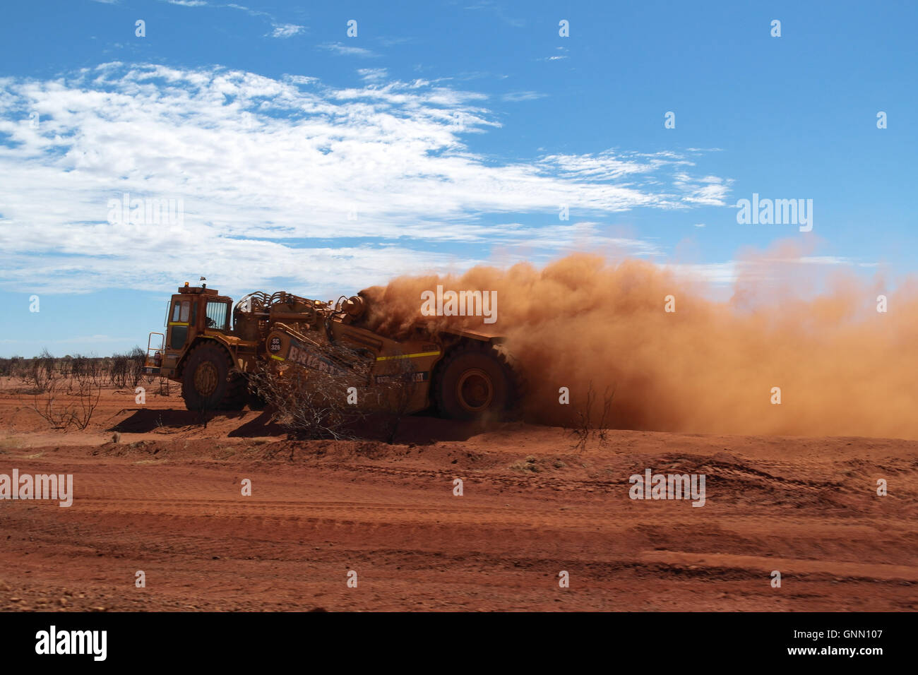 Les constructeurs de routes avec de lourdes machines dans l'Outback australien - Australie Banque D'Images