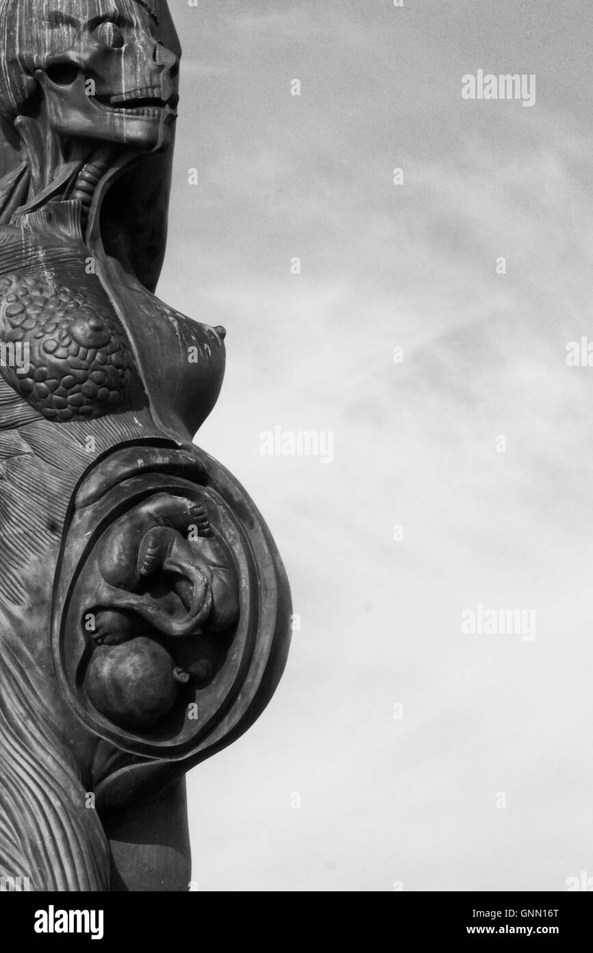 Acier inoxydable et Verity une statue en bronze par Damien Hirst, face à la mer dans le port d'Ilfracombe noir et blanc Banque D'Images