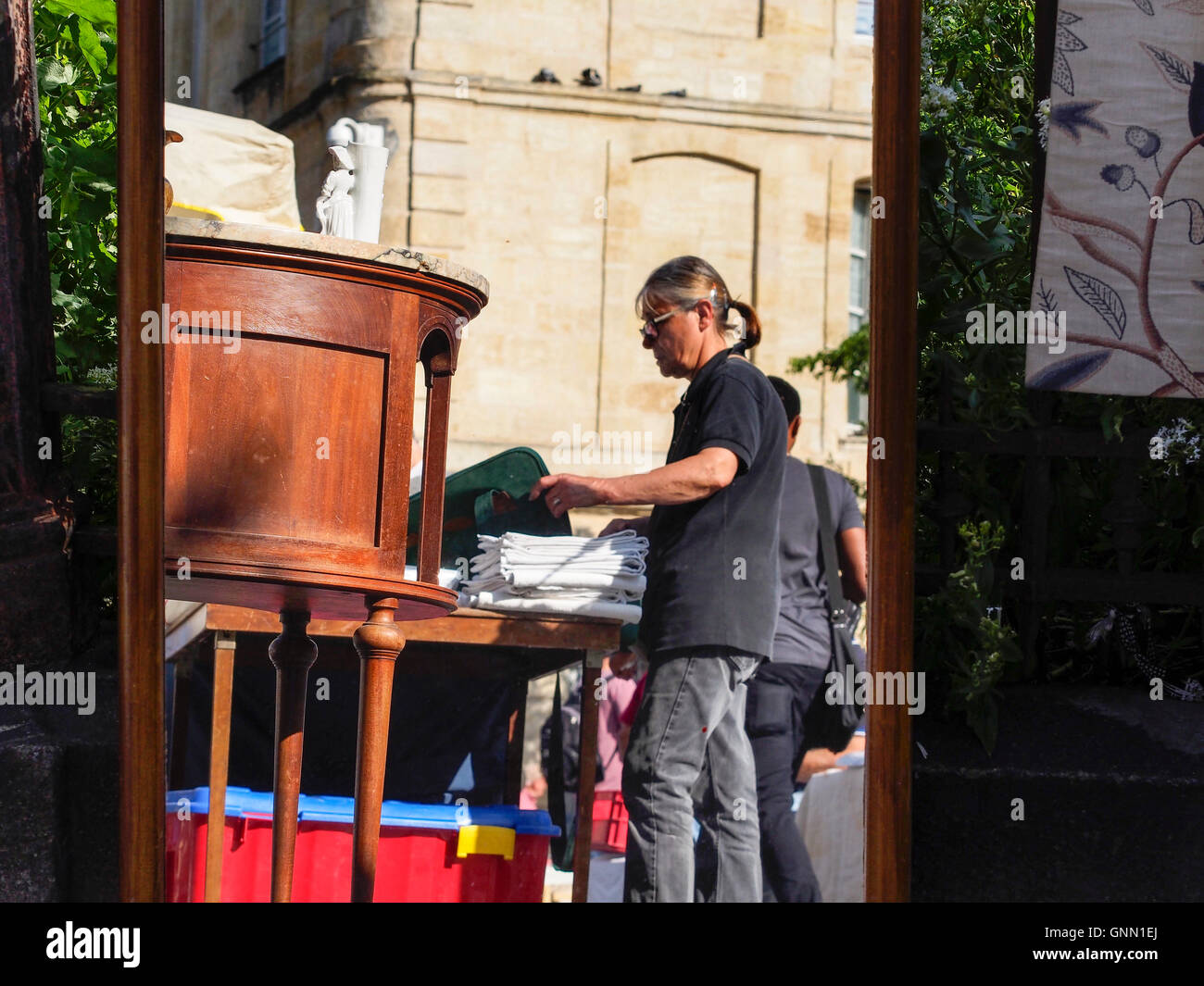 Meubles d'occasion, la rue du marché. Bordeaux, Gironde. Aquitaine France  Europe Photo Stock - Alamy