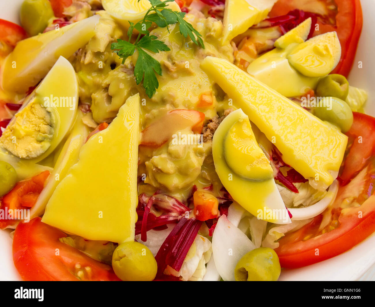 Avec salade de tomates, fromage, olives, oeufs, thon, les betteraves, les oignons et la sauce à la moutarde Banque D'Images