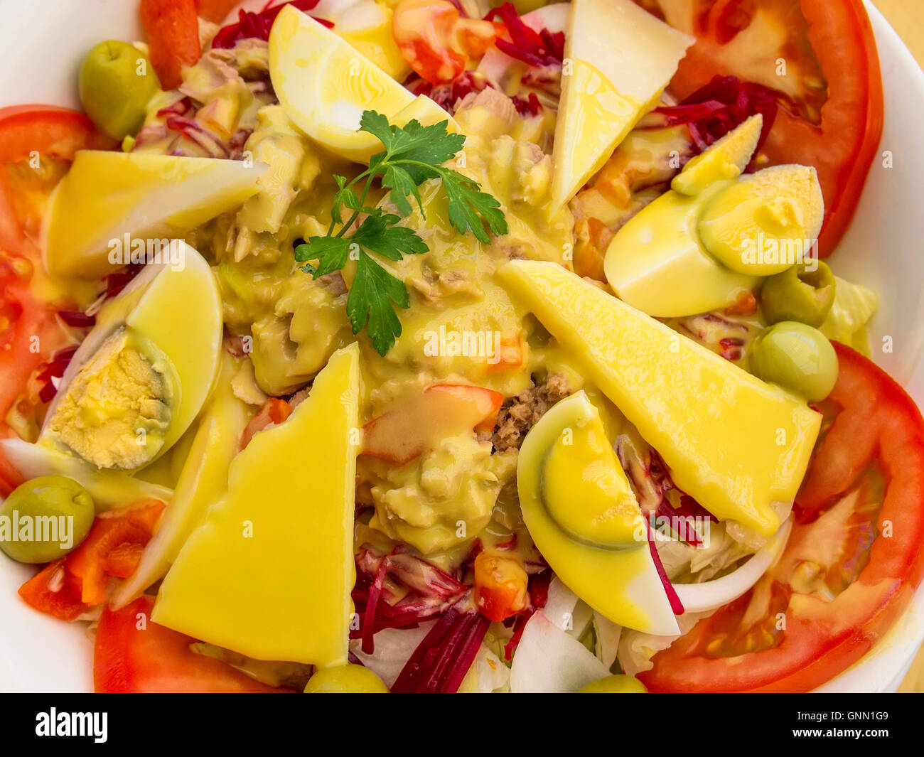 Avec salade de tomates, fromage, olives, oeufs, thon, les betteraves, les oignons et la sauce à la moutarde Banque D'Images