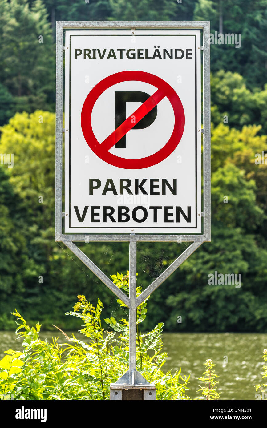 Parking gratuit verboten (interdit) en Allemagne sur les rives d'un fleuve Banque D'Images