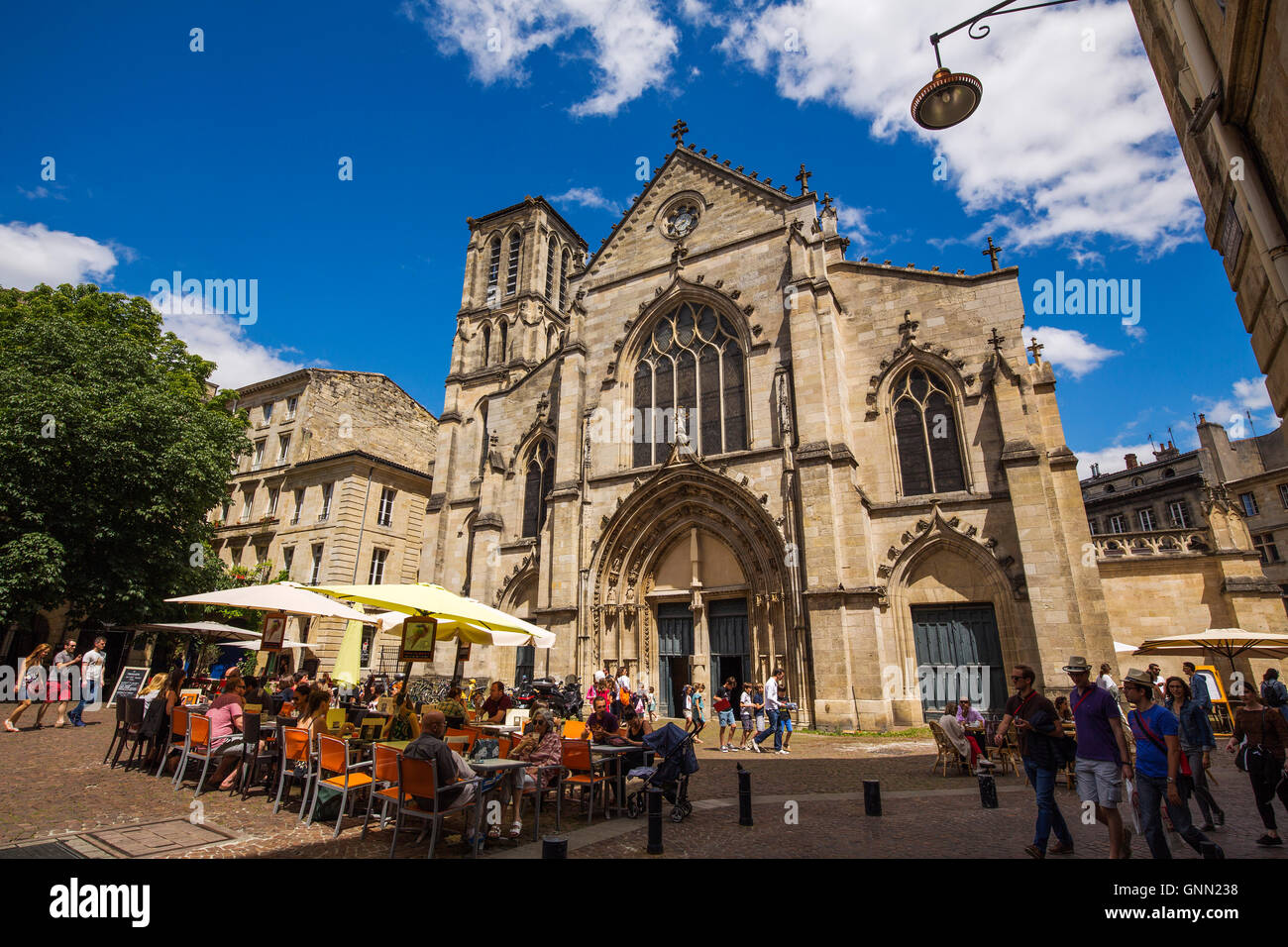 Square et église de Saint Pierre, Bordeaux, Gironde. Aquitaine France Europe Banque D'Images