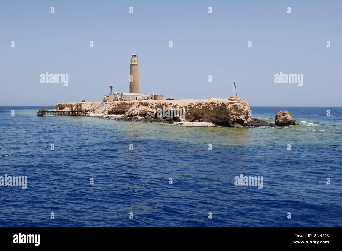 Big Brother - petite île et de corail en mer Rouge, le haut lieu de plongée sous-marine, les îles Brothers ou El Akhawein, Red Sea, Egypt Banque D'Images