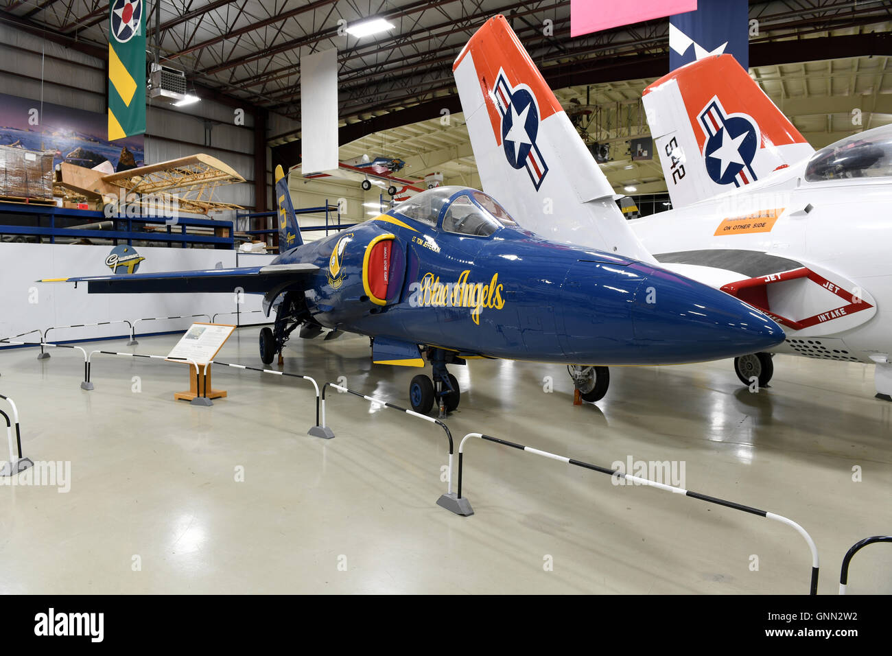 Kalamazoo, MI, USA - Le 23 juin 2016 : Blue Angel Grumman F-11 Tiger sur l'affichage à l'air Zoo Museum à Kalamazoo, Michigan Banque D'Images