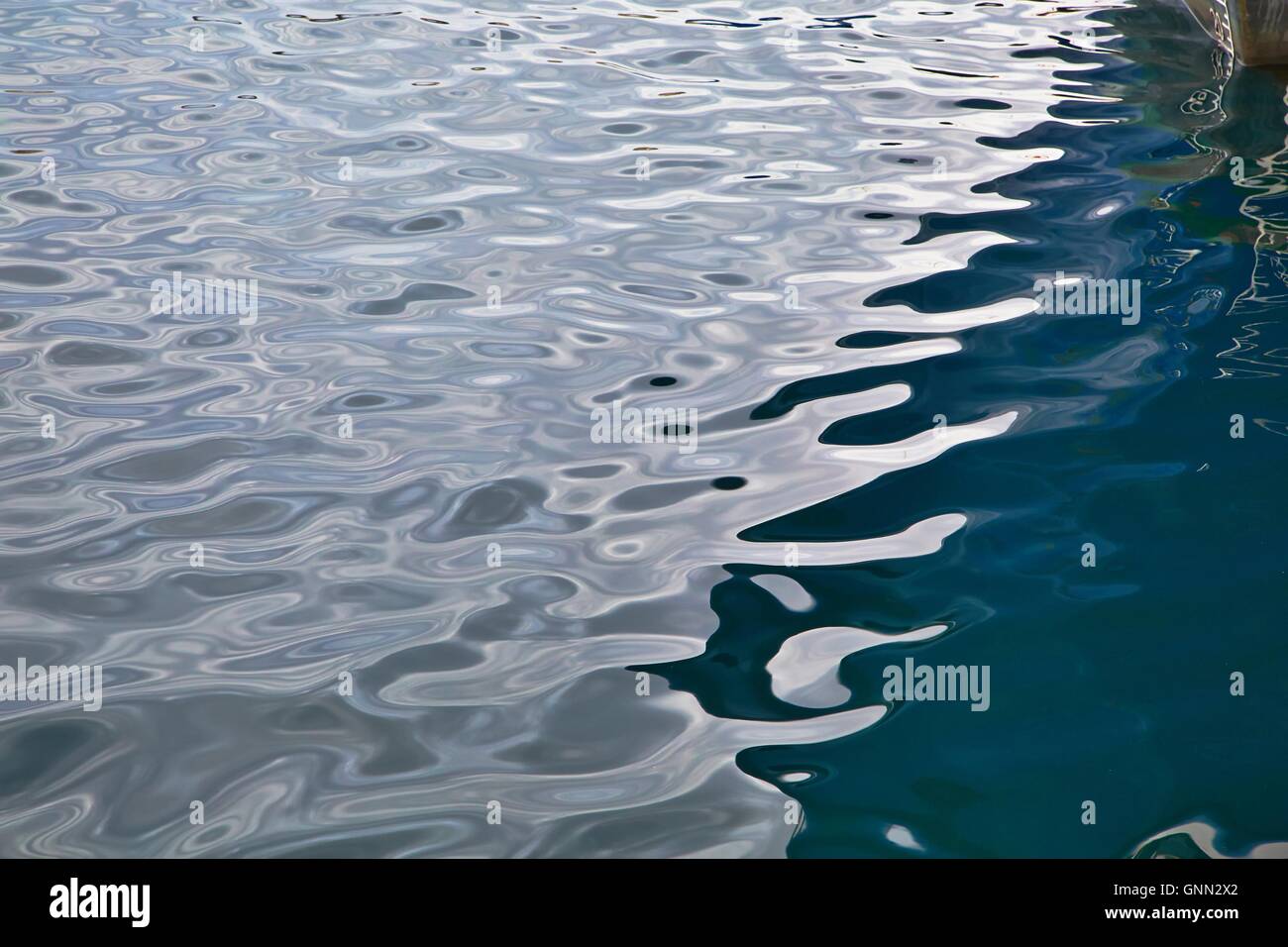 Les Ondulations de la surface de l'eau Banque D'Images