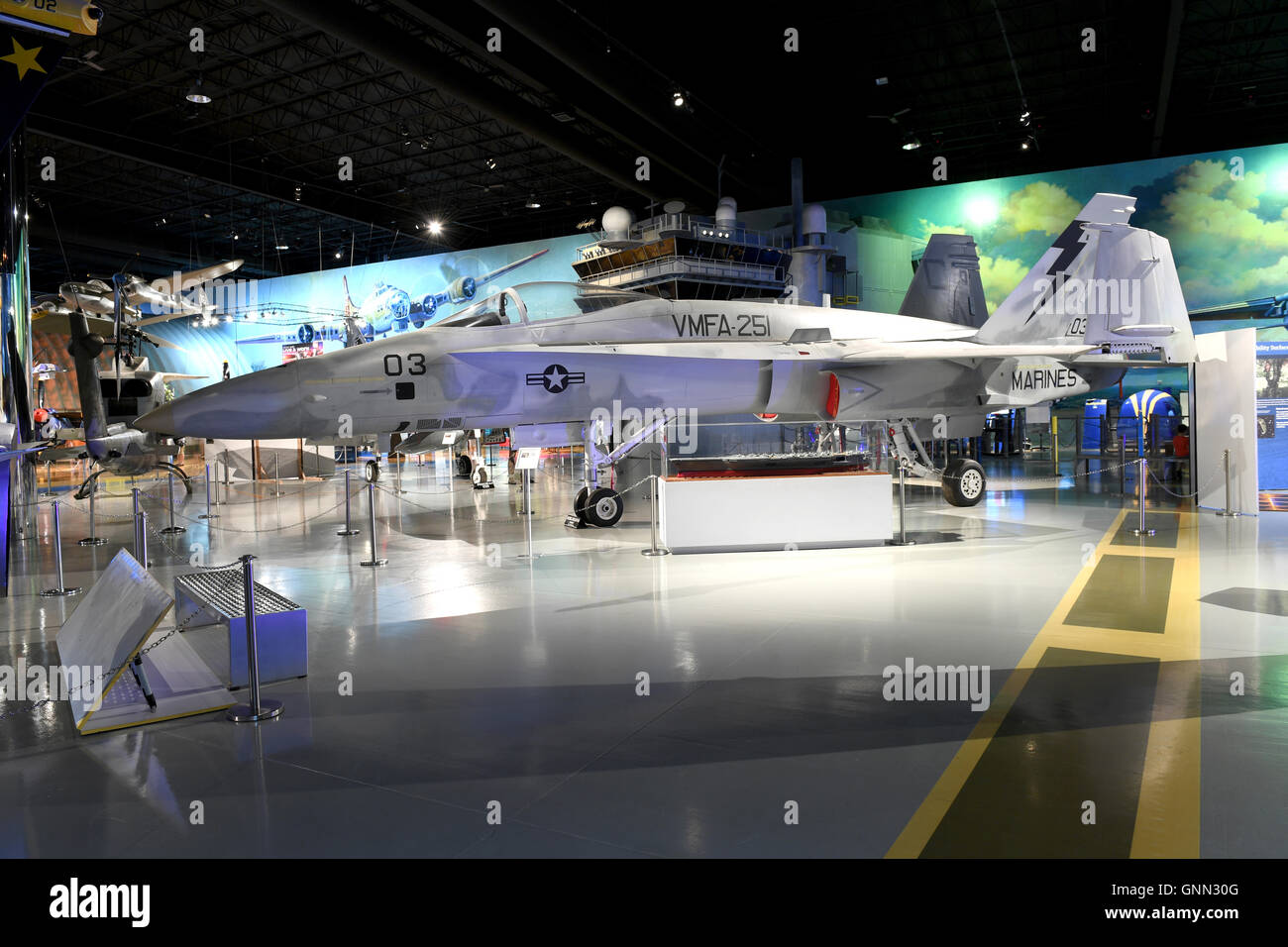Kalamazoo, MI, USA - Le 23 juin 2016 : McDonnell Douglas F/A-18 Hornet sur l'affichage à l'air Zoo Museum à Kalamazoo, Michigan Banque D'Images