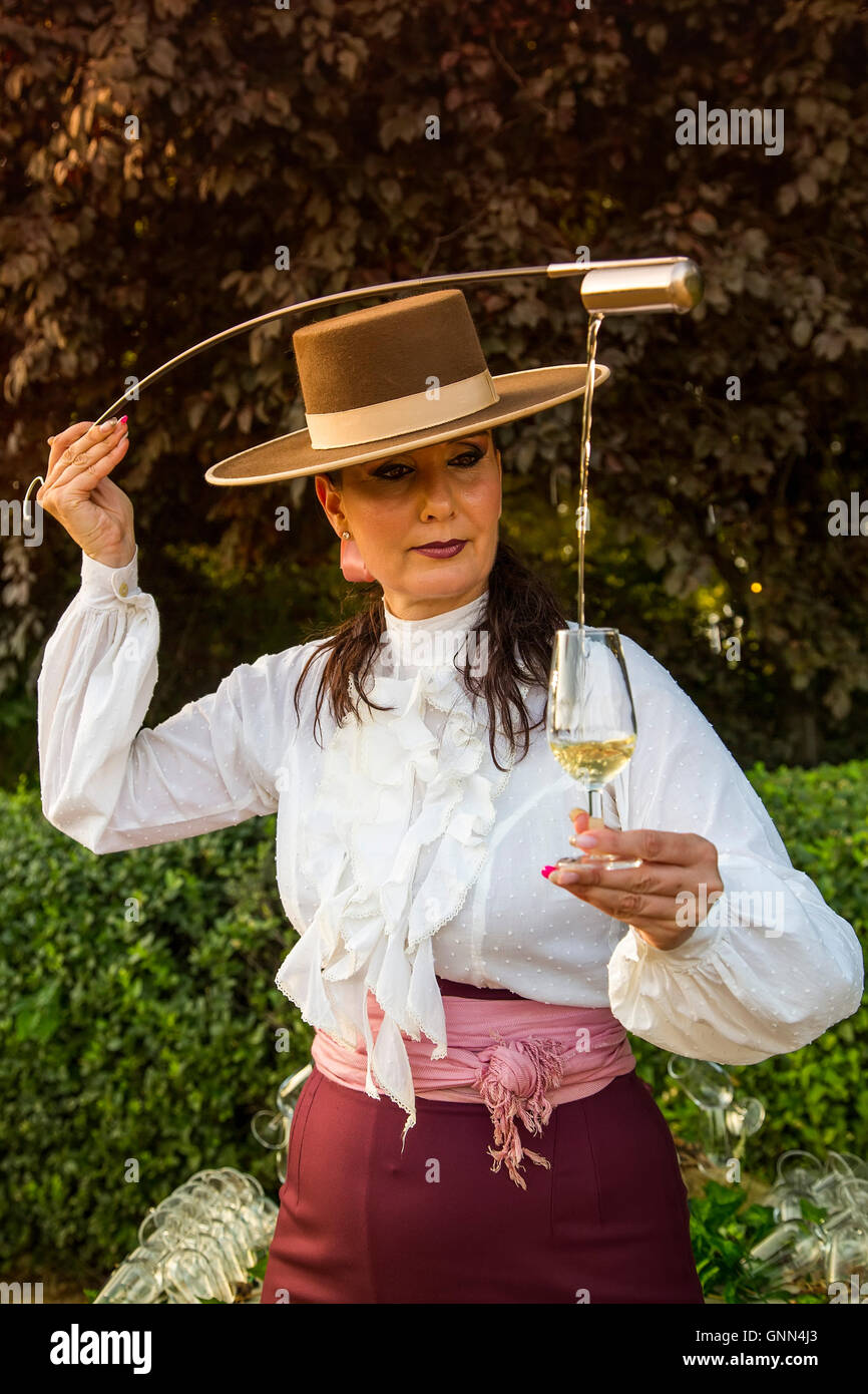 Woman pouring wine sherry du fourreau en suivant venencia. Malaga. Costa del Sol, Andalousie le sud. Espagne Europe Banque D'Images