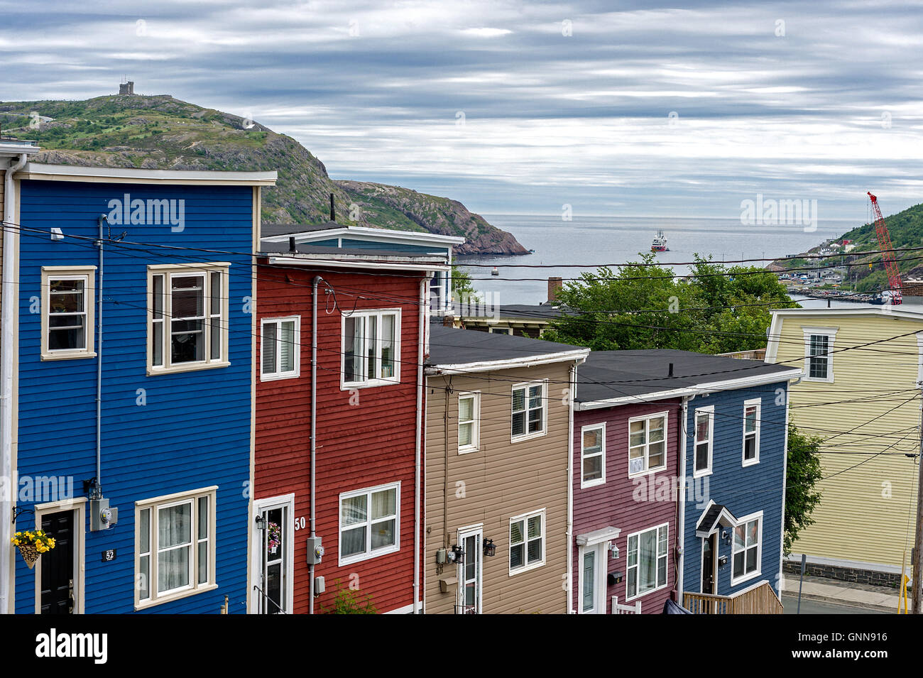 Rangées de maisons colorées avec Signal Hill en arrière-plan. Banque D'Images