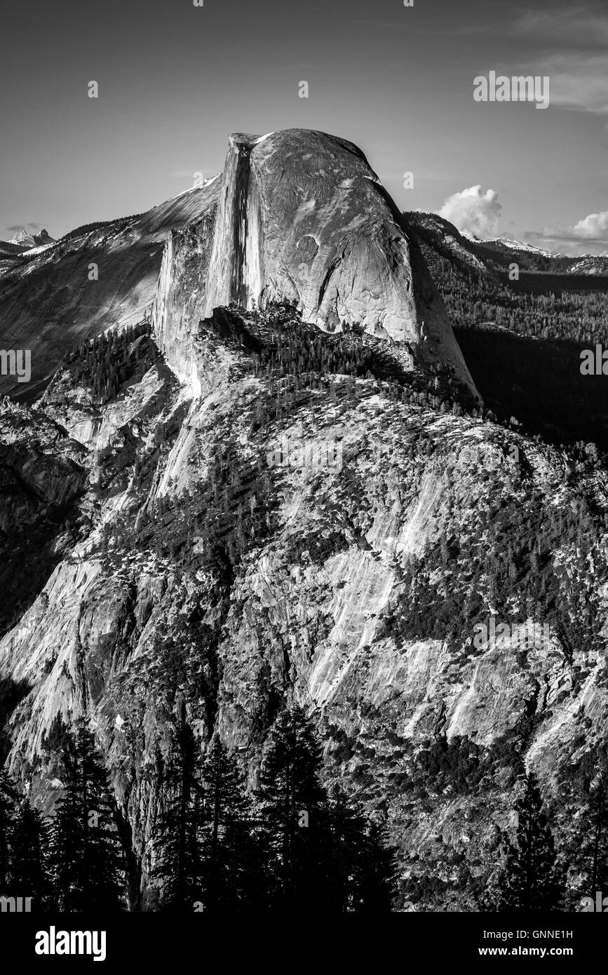 Demi Dôme au coucher du soleil Glacier Point Yosemite National Park California noir et blanc Banque D'Images