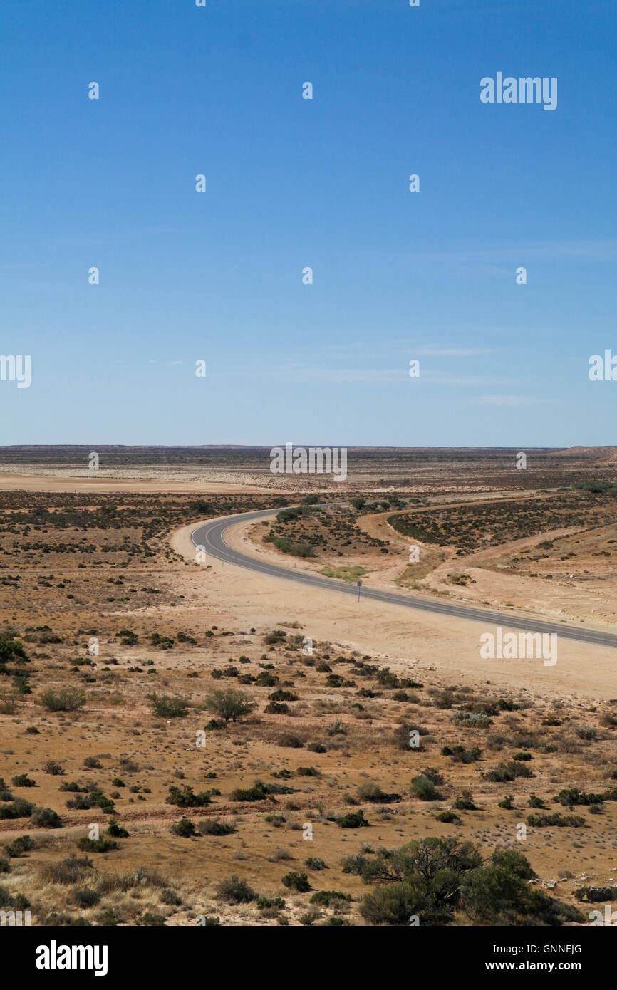 Eyre Highway à partir de ci-dessus sur la plaine du Nullarbor en Australie du Sud - Australie Banque D'Images