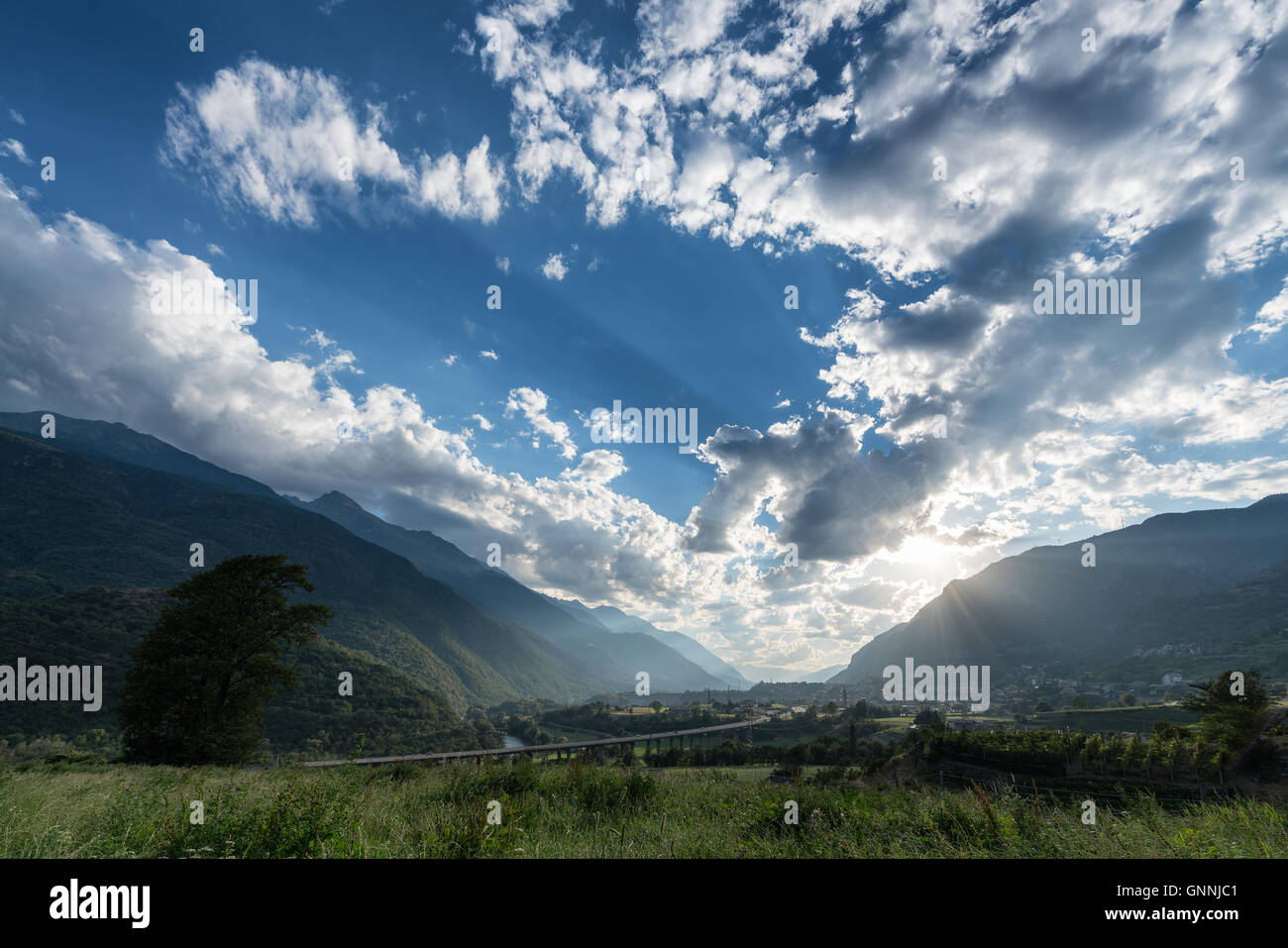 Châtillon vu de Saint Vincent, de la vallée d'aoste, Italie, Alpes, Europe, UNION EUROPÉENNE Banque D'Images