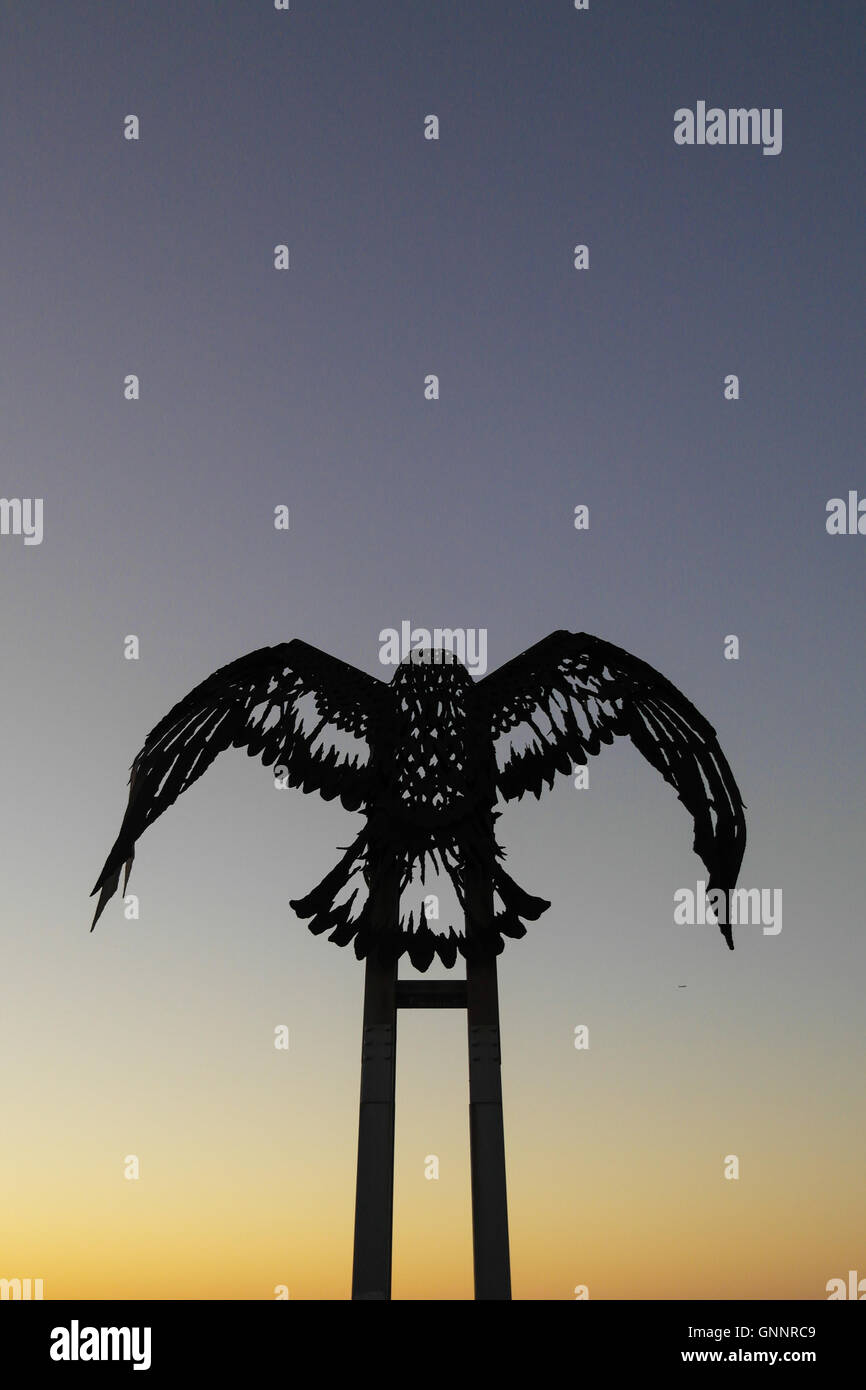 Fer à repasser eagle statue sur le Kirra point à Coolangatta, Gold Coast - Australie Banque D'Images