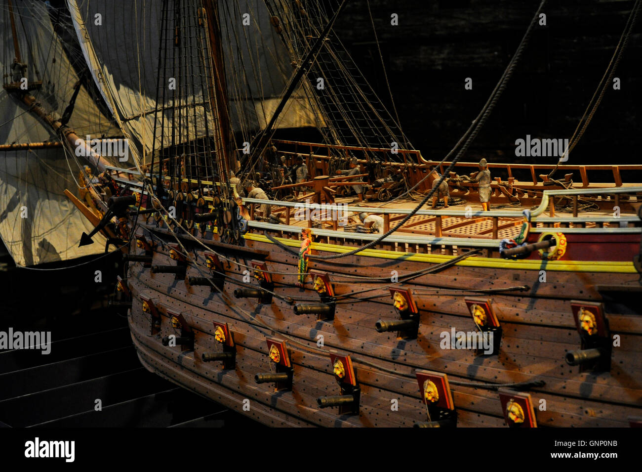 Warship Vasa. Construite entre 1626-1628. L'échelle 1:10. Dix voiles ensemble. C'est 6,93 m de long et 4,75 m de haut. Cannonry. Détail. Stockholm. La Suède. Musée Vasa. Banque D'Images