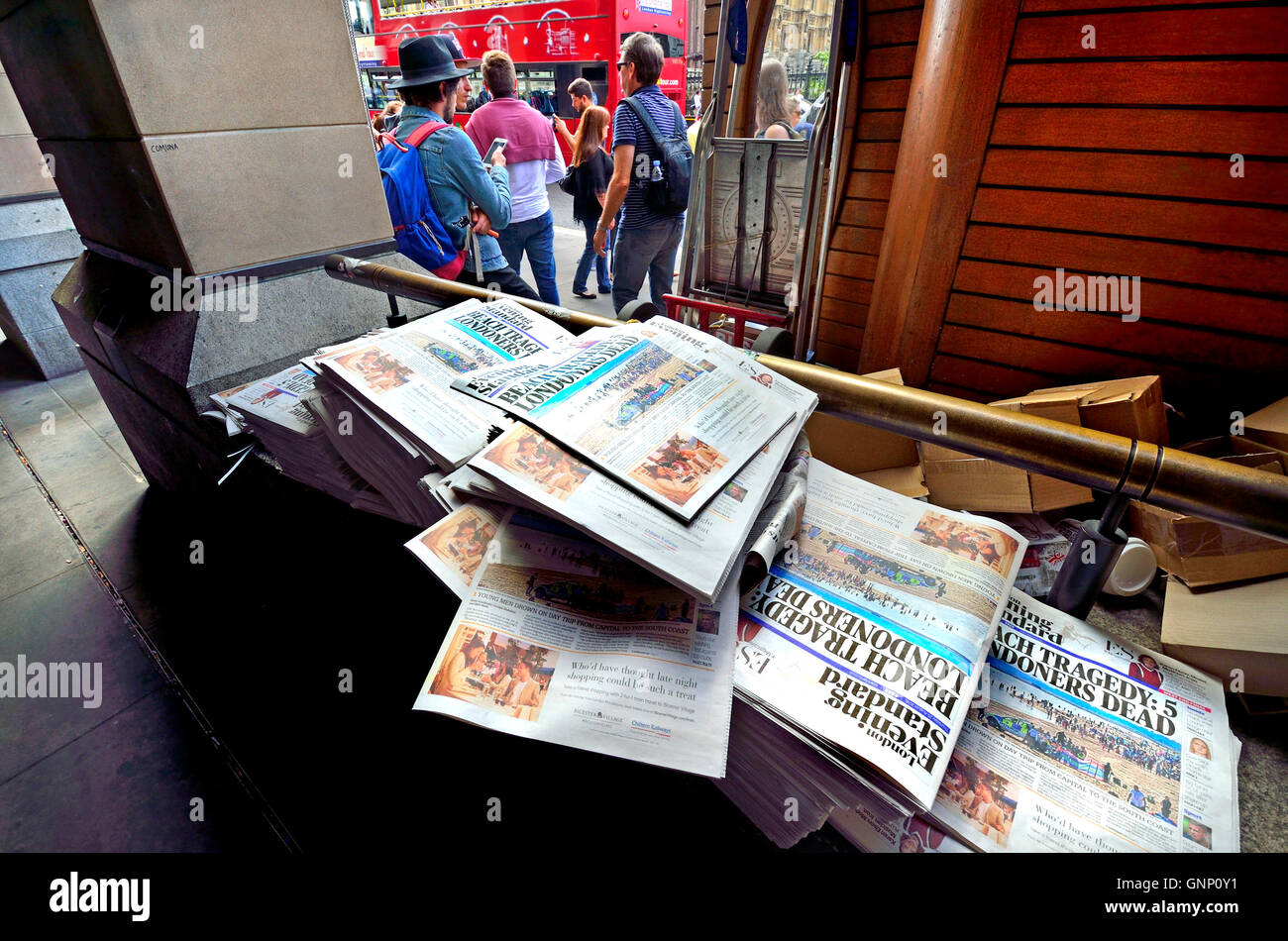 Londres, Angleterre, Royaume-Uni. Les journaux du soir (Standard) entassés à l'extérieur de la station de métro Westminster Banque D'Images