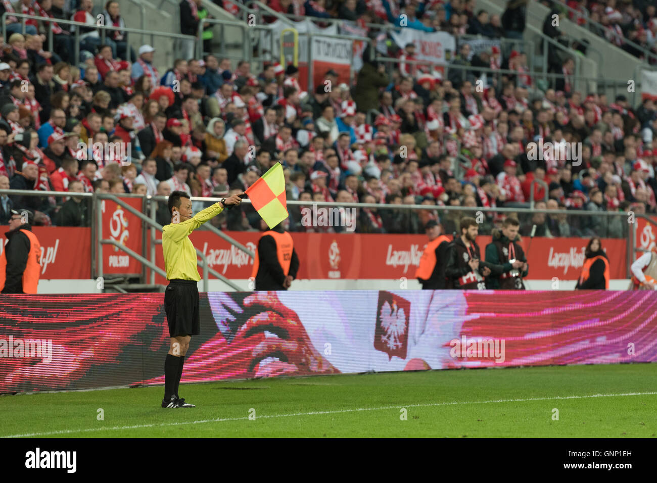 WROCLAW, POLOGNE - Le 26 mars 2016 : arbitre assistant Toshiyuki Tanaka. Match amical de football contre la Finlande Pologne 5:0 Banque D'Images