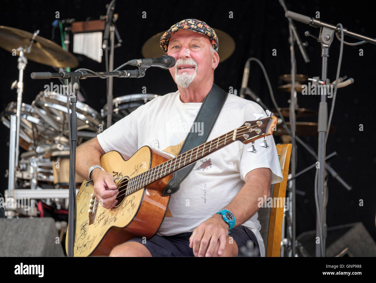 Dave Pegg de Fairport Convention l'exécution à Fairport Convention de Cropredy, Banbury, Angleterre, Royaume-Uni. 11 août 2016 Banque D'Images