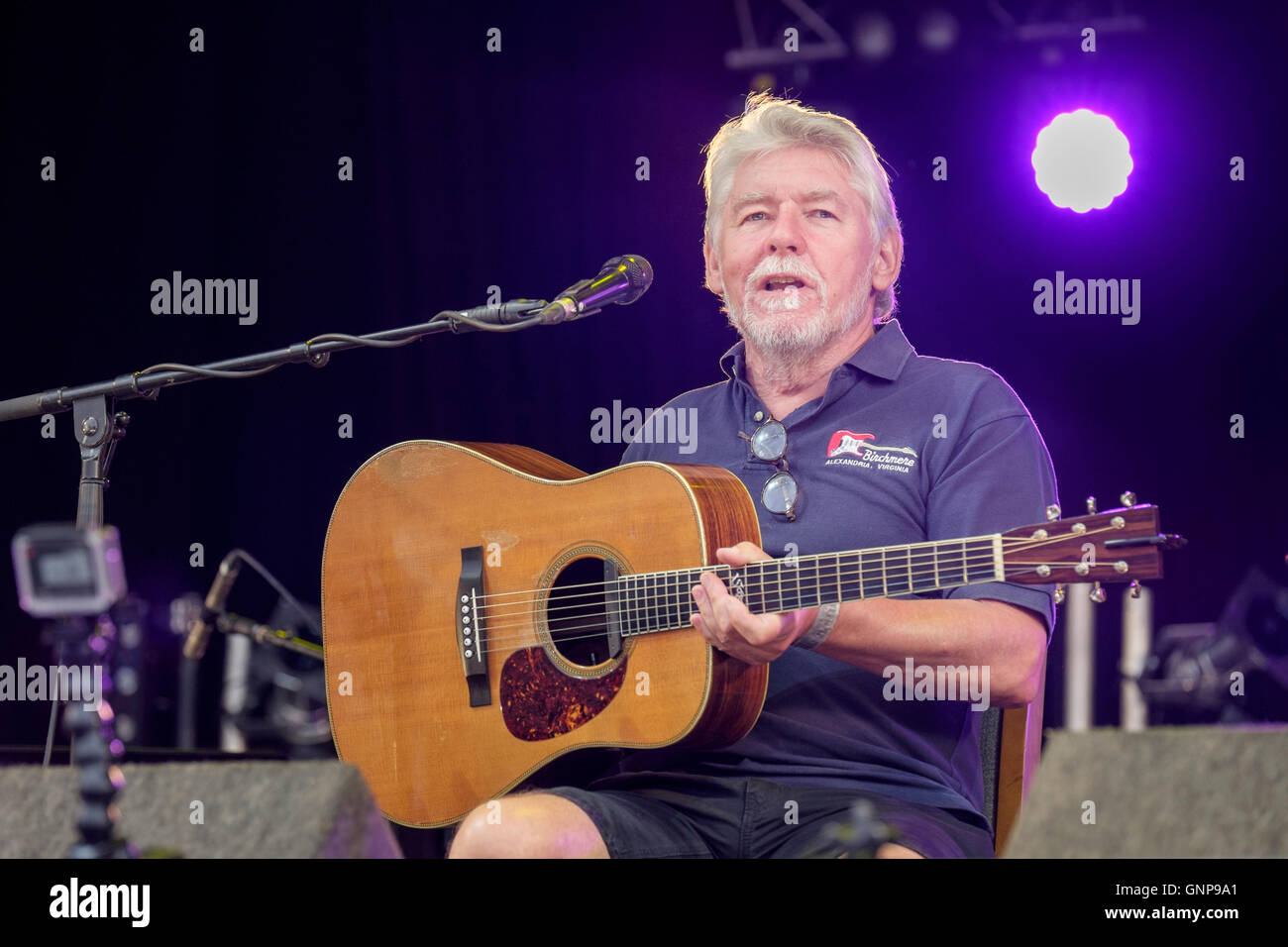 Simon Nicol de Fairport Convention l'exécution à Fairport Convention de Cropredy, Banbury, Angleterre, Royaume-Uni. 11 août 2016 Banque D'Images