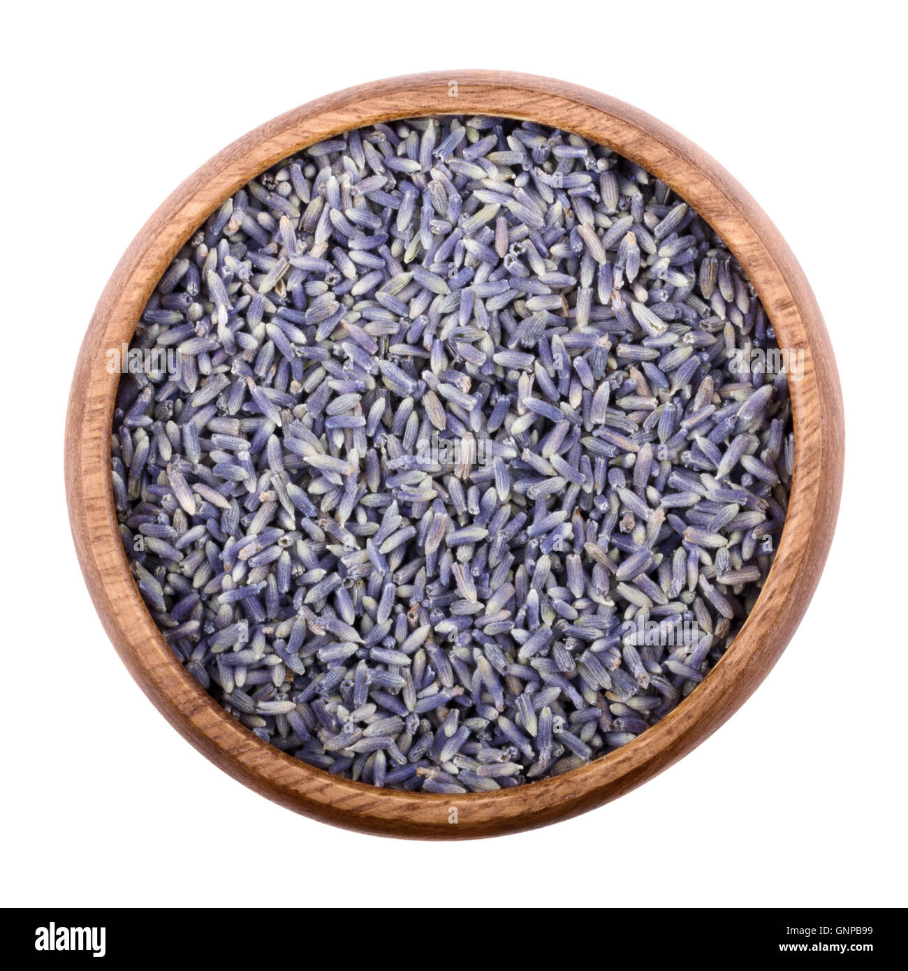 Les fleurs de lavande séchées dans un bol en bois sur fond blanc. Lavandula angustifolia fleurs mauve pâle avec utilisées comme herbes culinaires. Banque D'Images