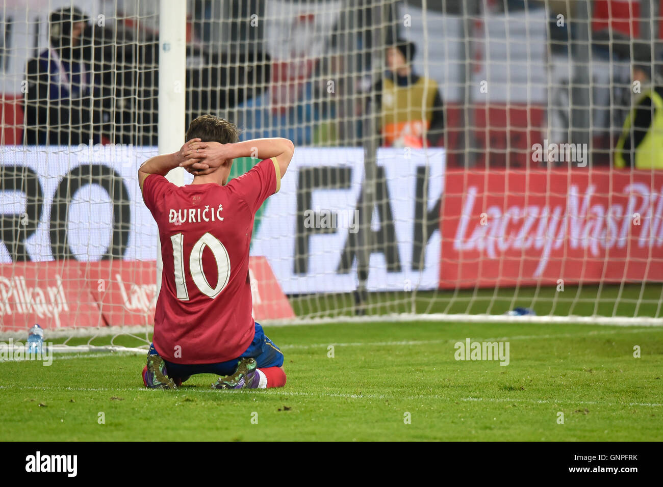 POZNAN, POLOGNE - Mars 23, 2016 : Filip Durcic en action lors d'un match amical international de football Pologne contre la Serbie 1:0. Banque D'Images