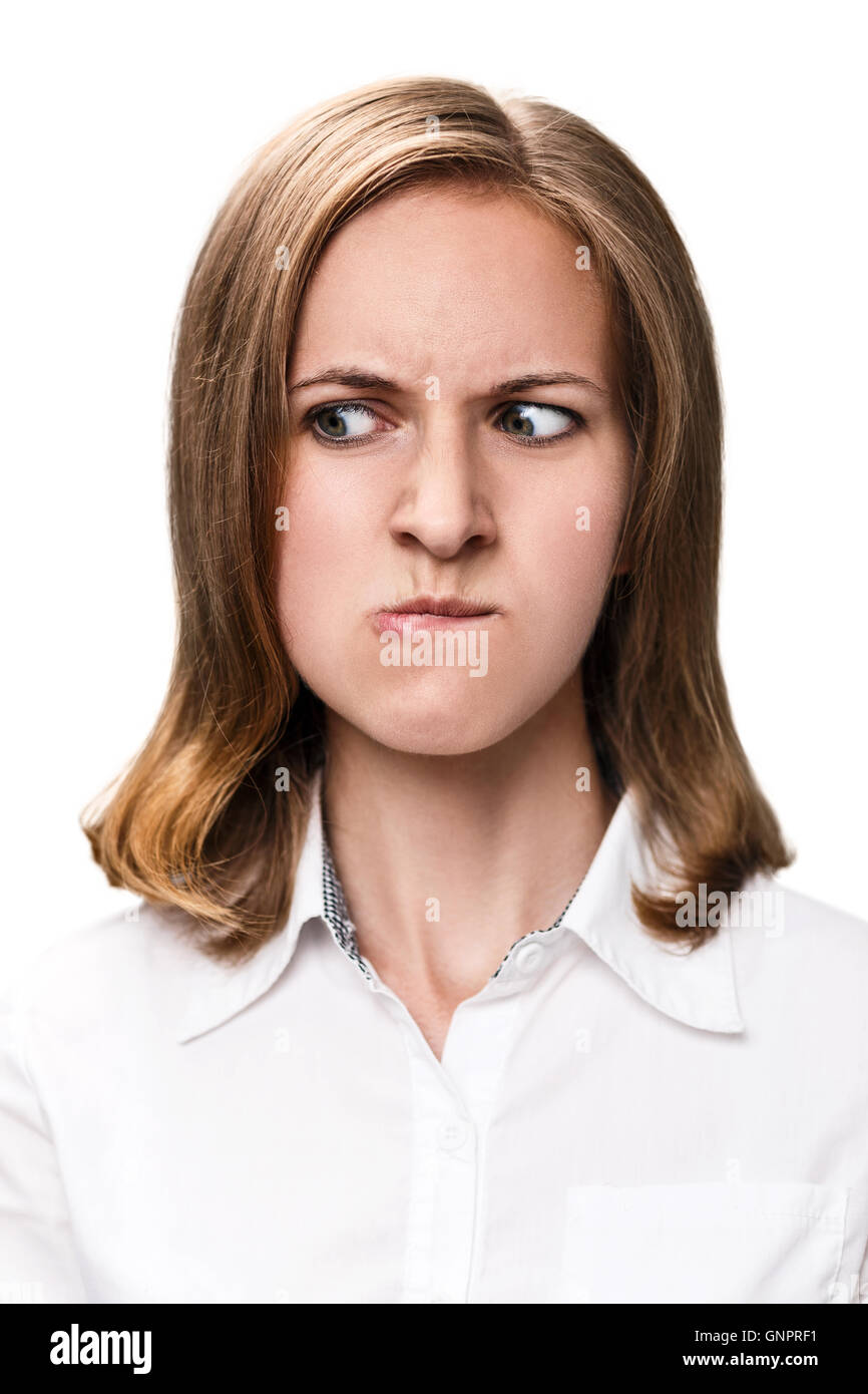 Jeune femme avec une grande colère face isolé sur fond blanc. Banque D'Images