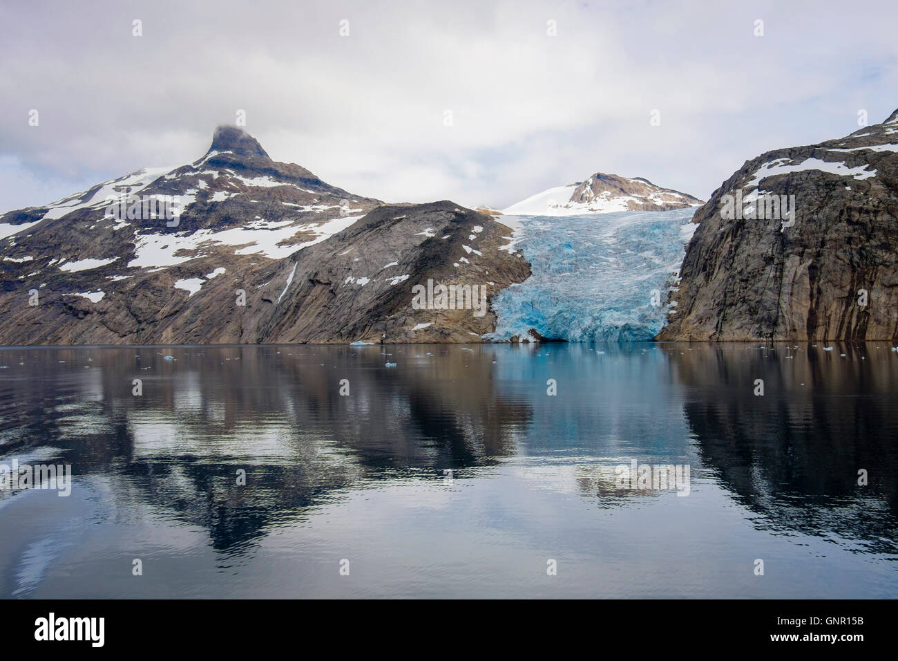 Un glacier de l'inlandsis en vêlage Prince Christian Sound / Prins chrétiens Sund en été. Kujalleq le sud du Groenland. Banque D'Images