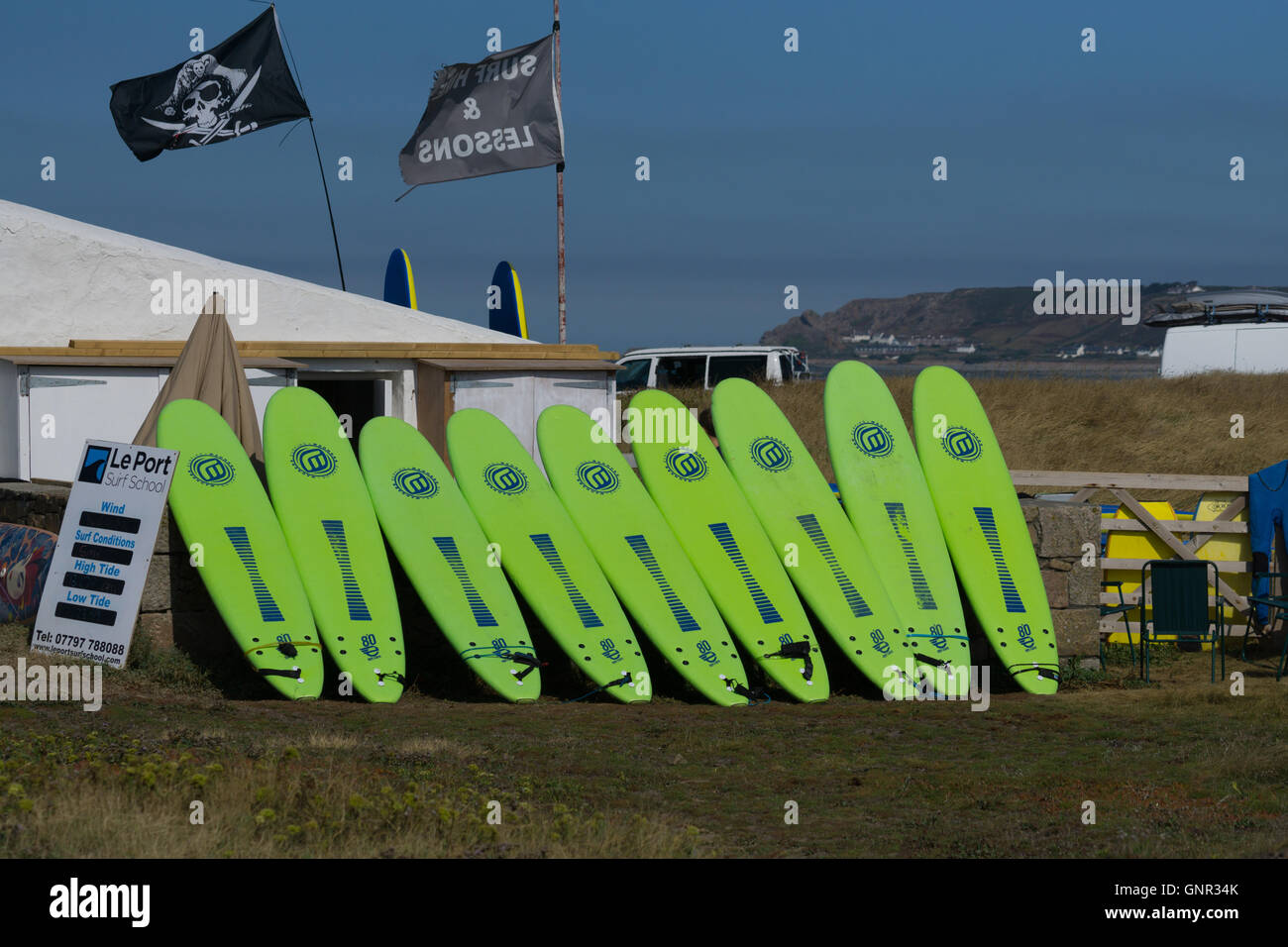Une ligne de planches de débutants vert à une école de surf à Jersey, Channel Islands Banque D'Images