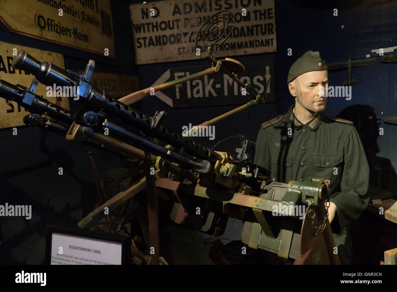 Une guerre mondiale II German machine gun & Mannequin de soldat allemand à l'affiche au Musée Militaire,Jersey,Channel Islands Banque D'Images