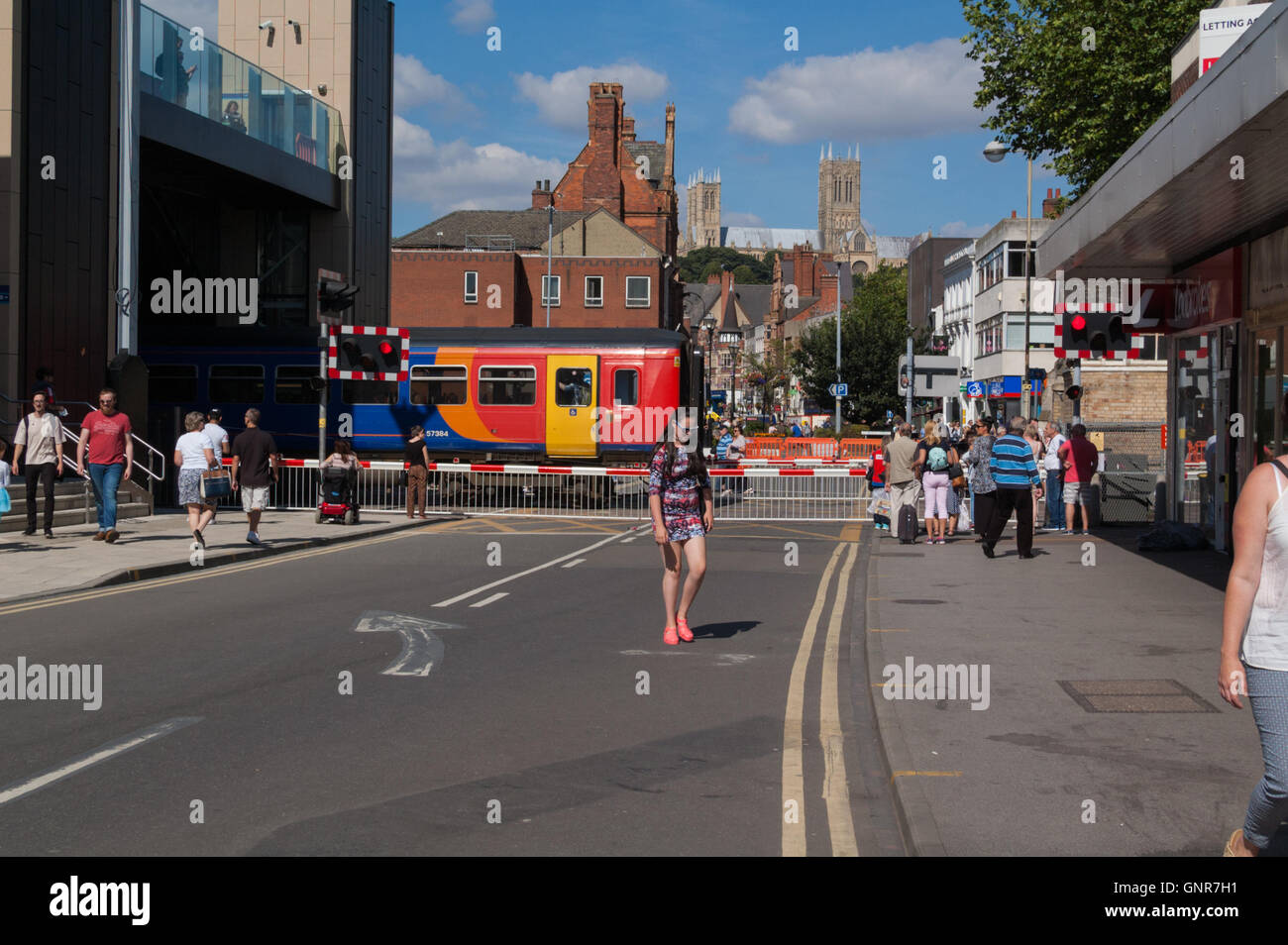 Lincoln High Street Crossing et train Banque D'Images