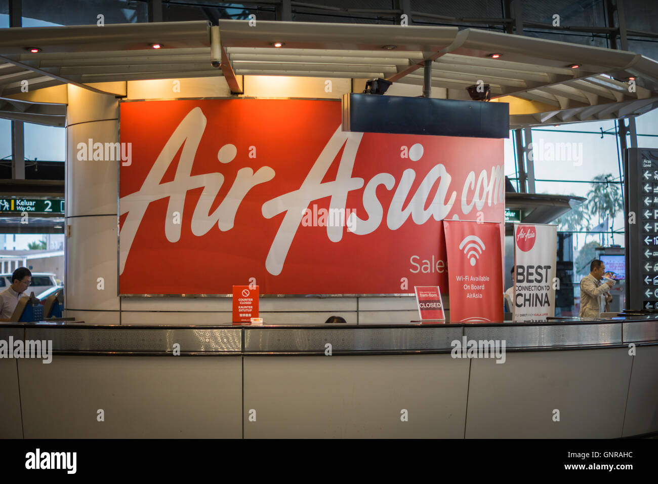 Kuala Lumpur, Malaisie - circa Août 2016 : Air Asia au comptoir de service, l'Aéroport International de Kuala Lumpur KLIA. Banque D'Images